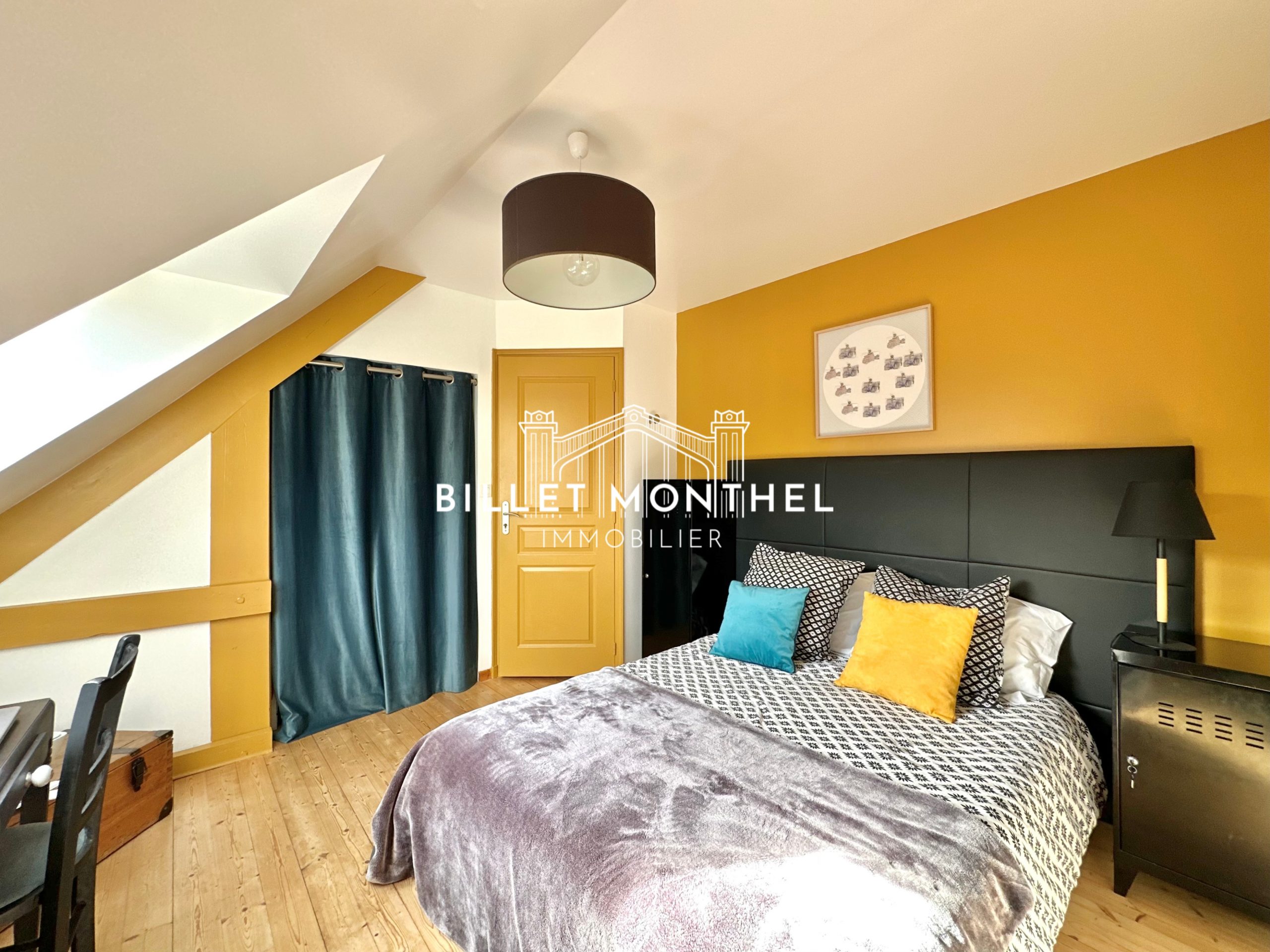 chambre-mansardée-jaune-maison-becquet-digosville-cherbourg-en-cotentin