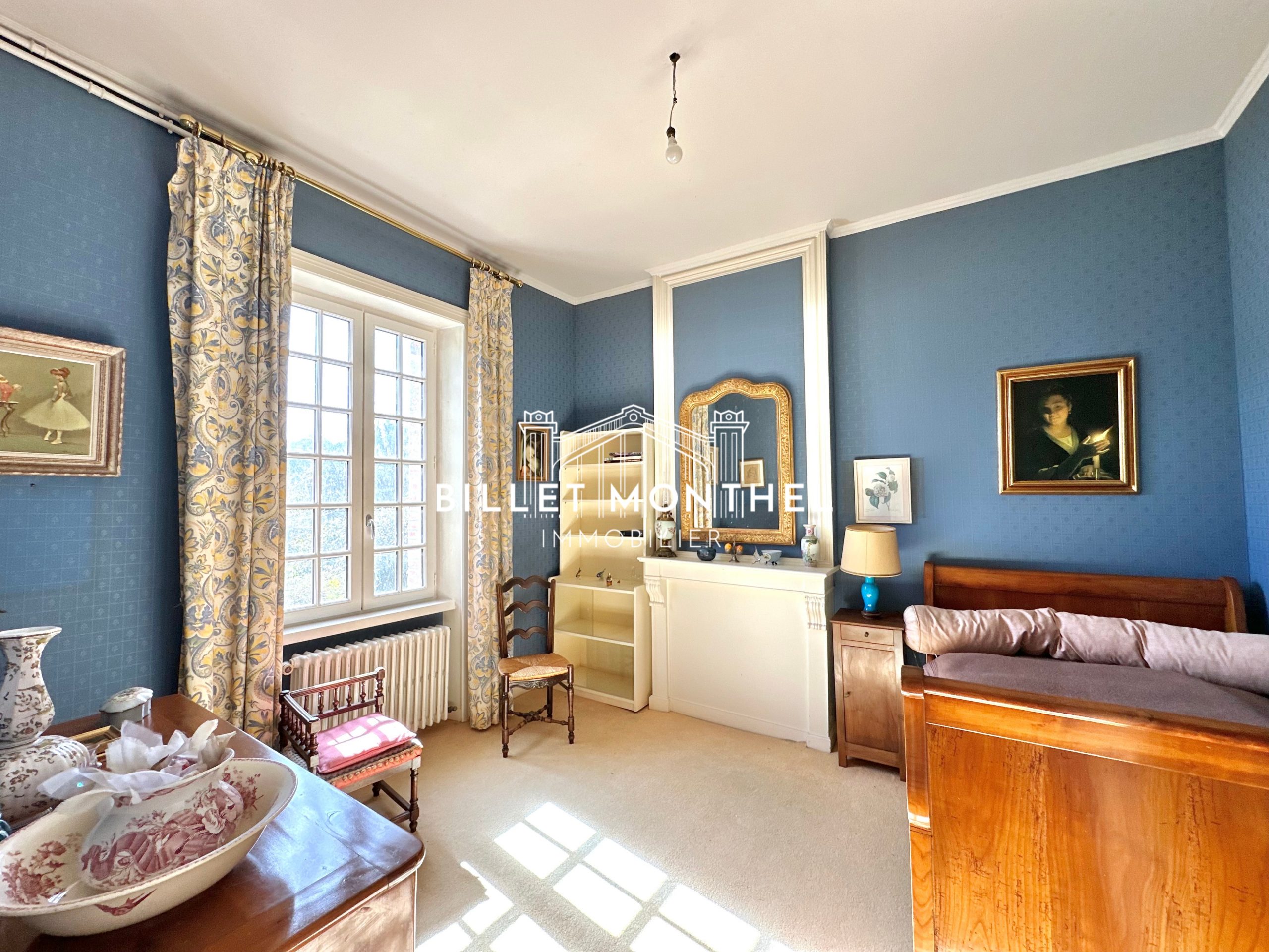 chambre-étage-bleue-maison-maître-propriété-querqueville