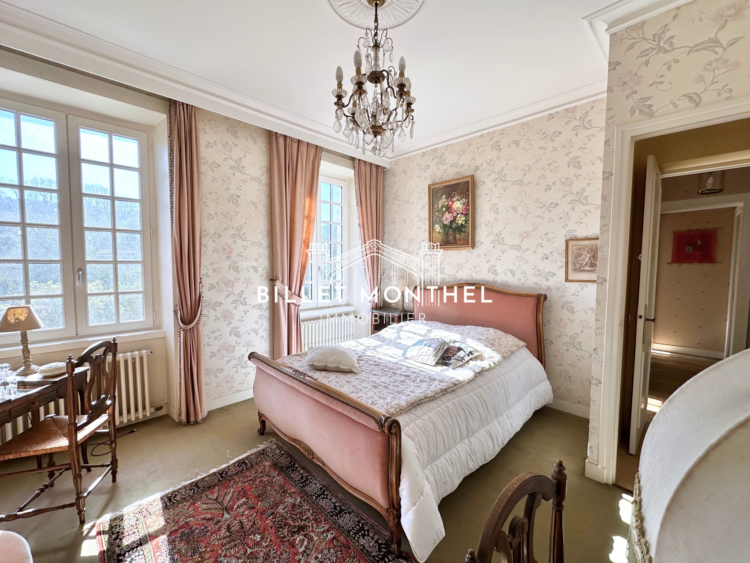 chambre-fleurie-vue-jardin-maison-maître-propriété-querqueville