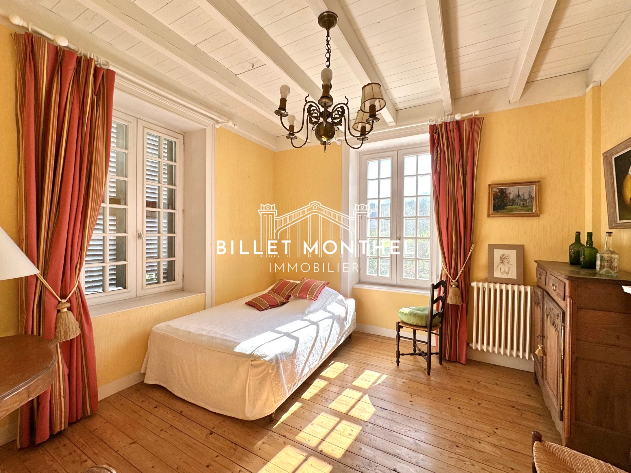 chambre-jaune-cheminée-deux-fenetres-maison-maître-propriété-querqueville