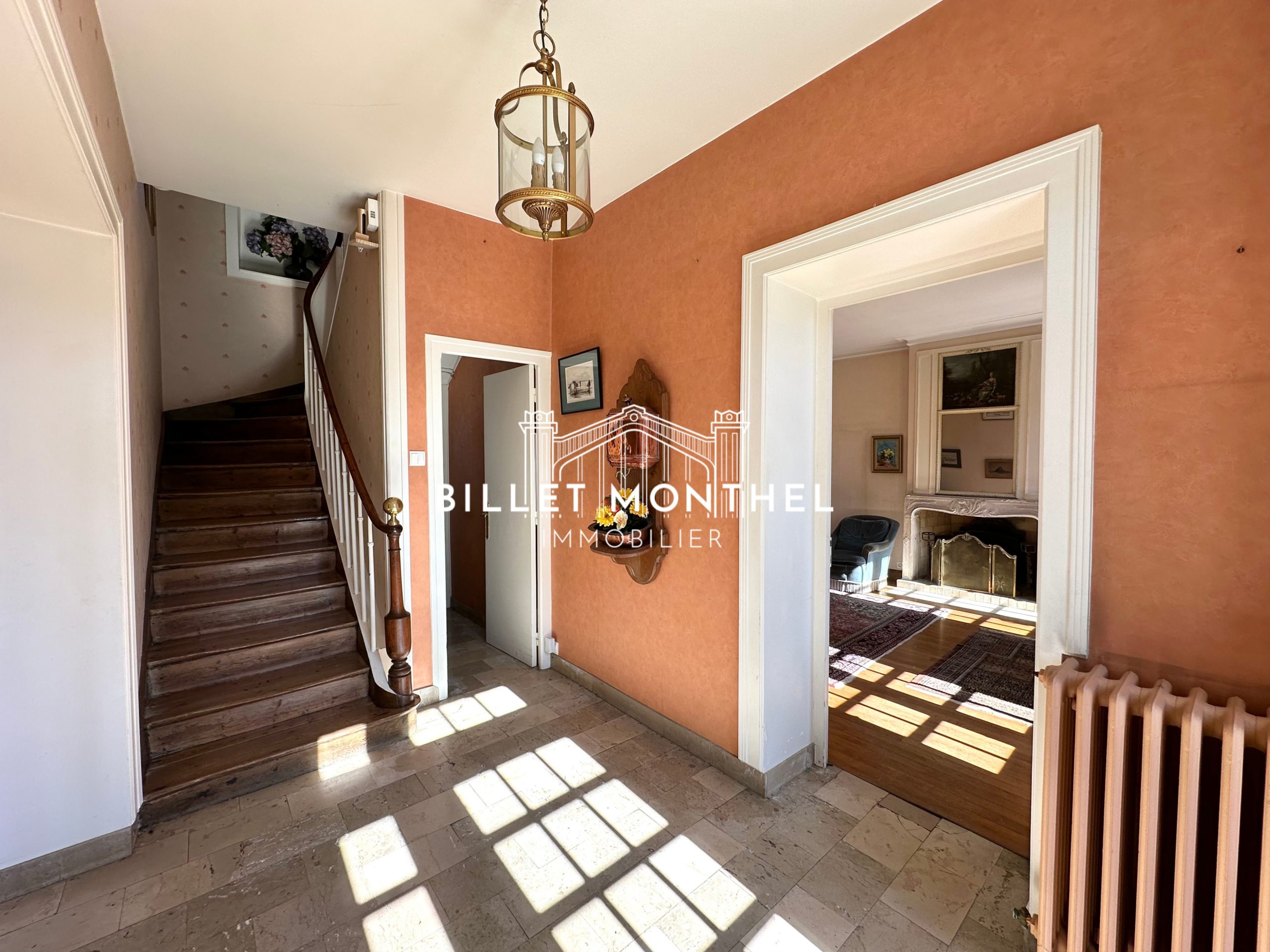 entrée-côté-escalier-maison-maître-propriété-querqueville