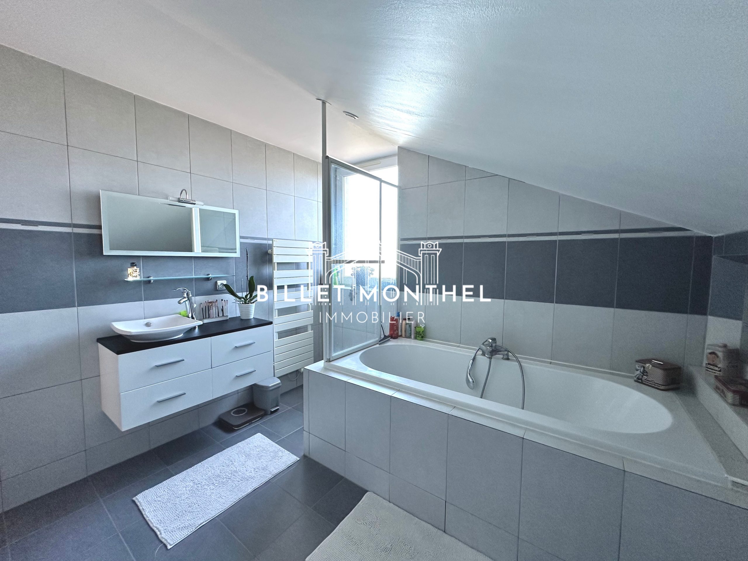 maison-fermanville-baignoire-simple-vasque-wc