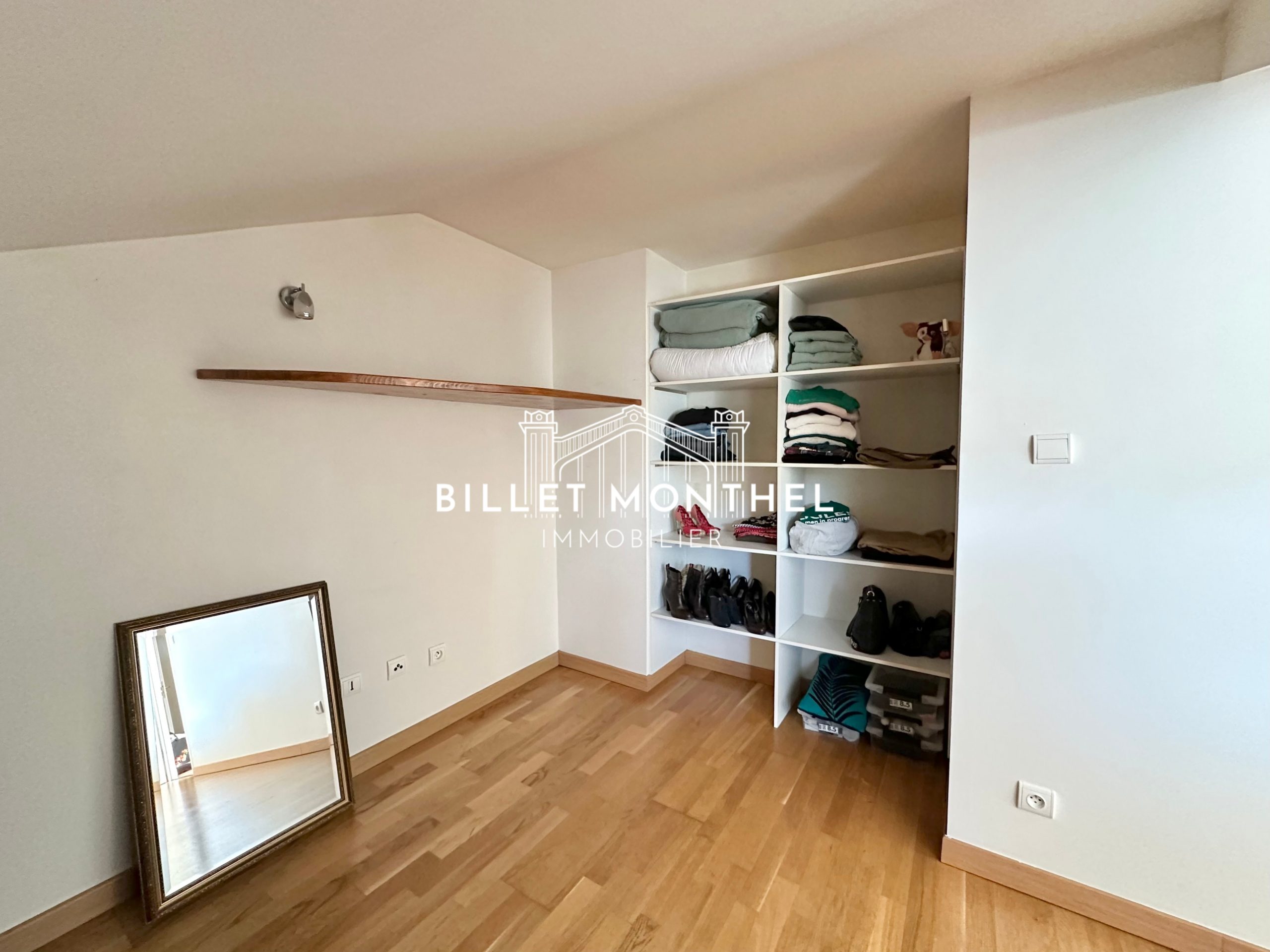 maison-fermanville-chambre-parentale-dressing-etagères