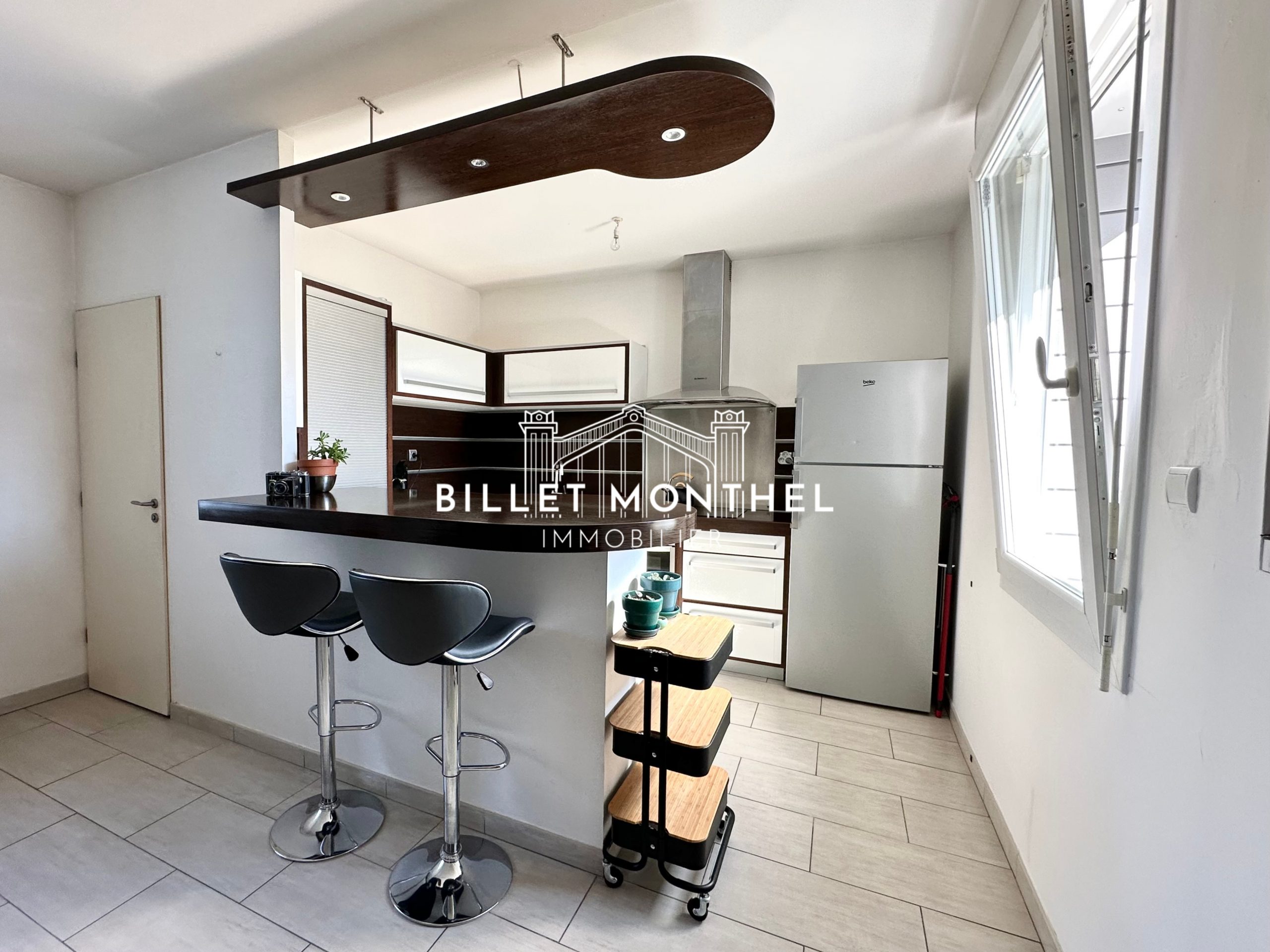 maison-fermanville-cuisine-amenagee-equipee-salle-a-manger