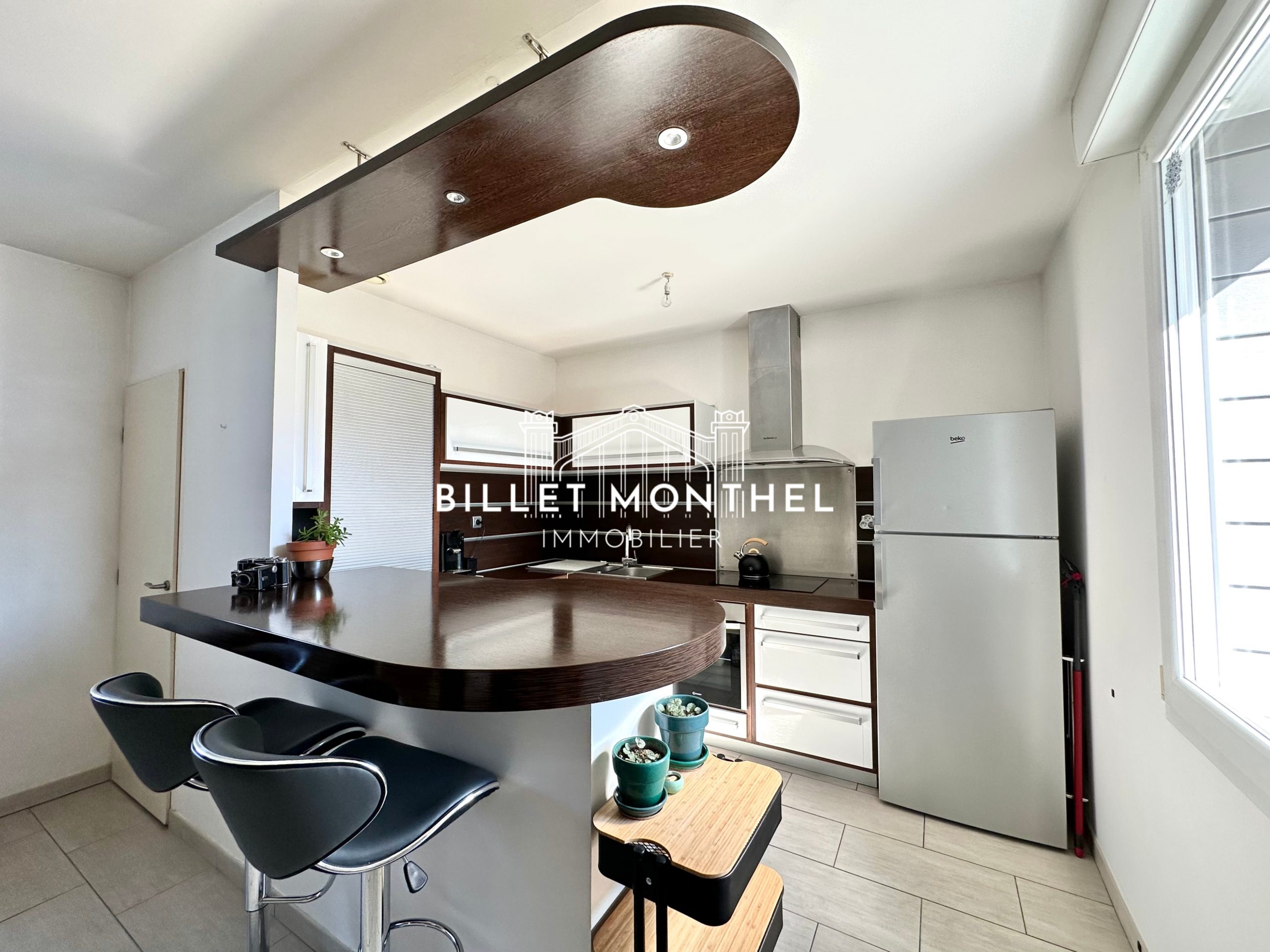 maison-fermanville-piece-de-vie-bar-cuisine-amenagee