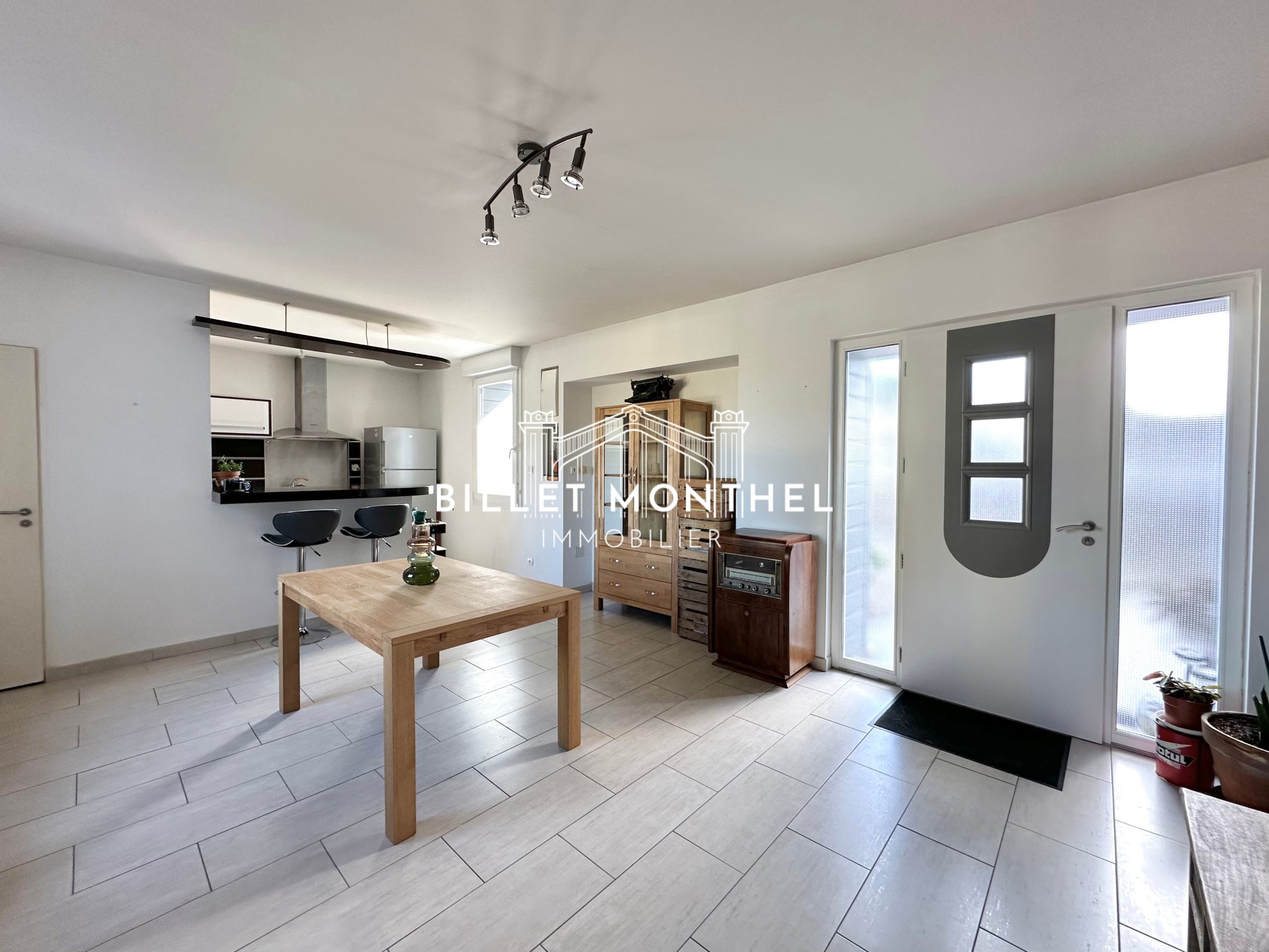 maison-fermanville-piece-de-vie-entree-vue-cuisine