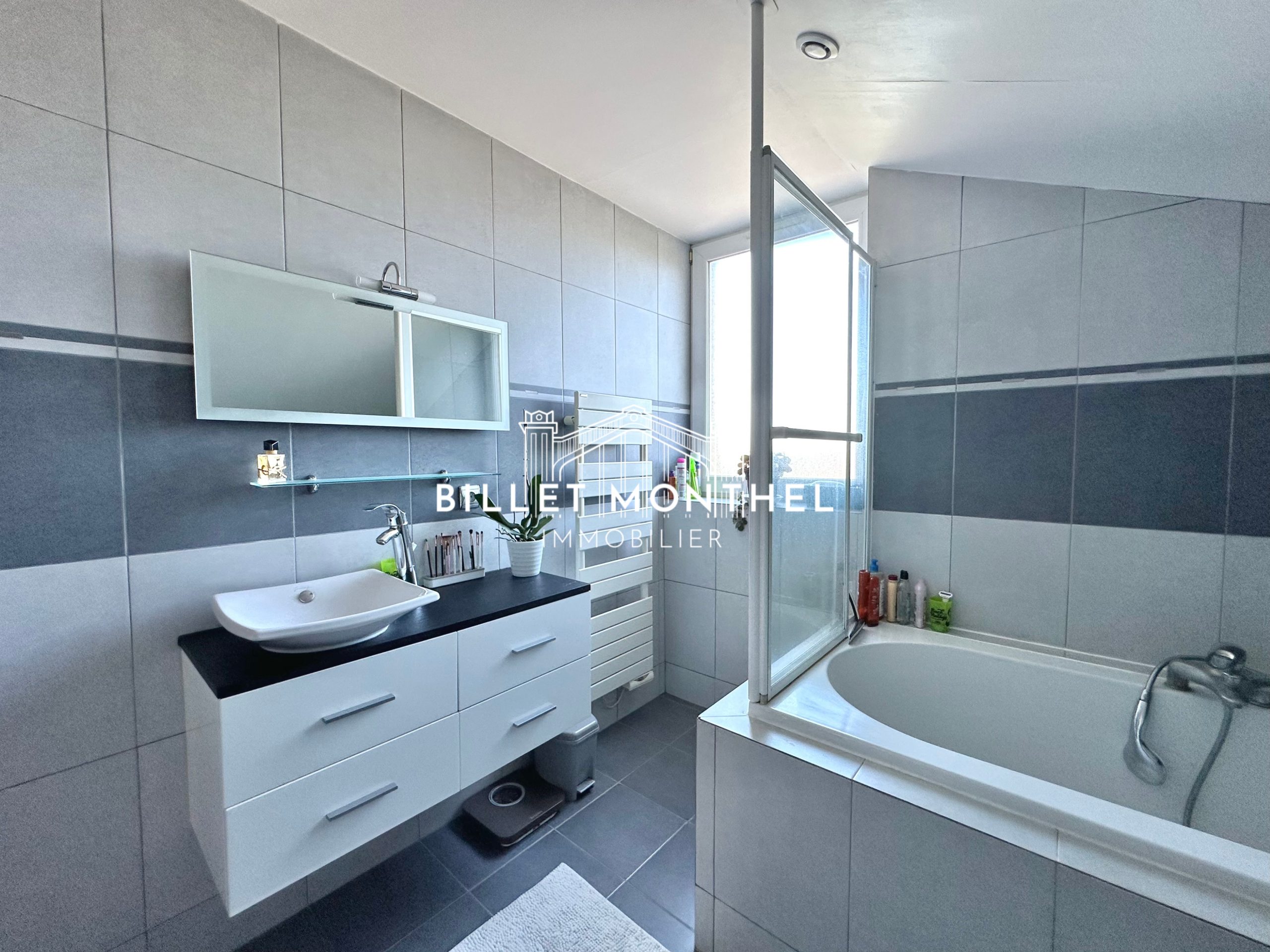 maison-fermanville-salle-bains-baignoire-simple-vasque-wc