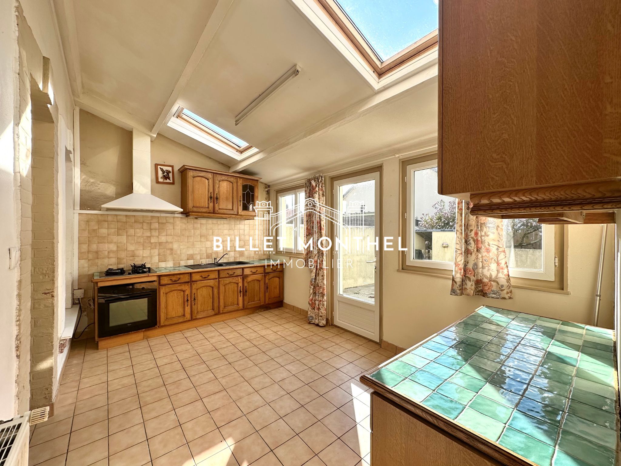 maison-tourlaville-cuisine-amenagee-extension-vue-du-couloir