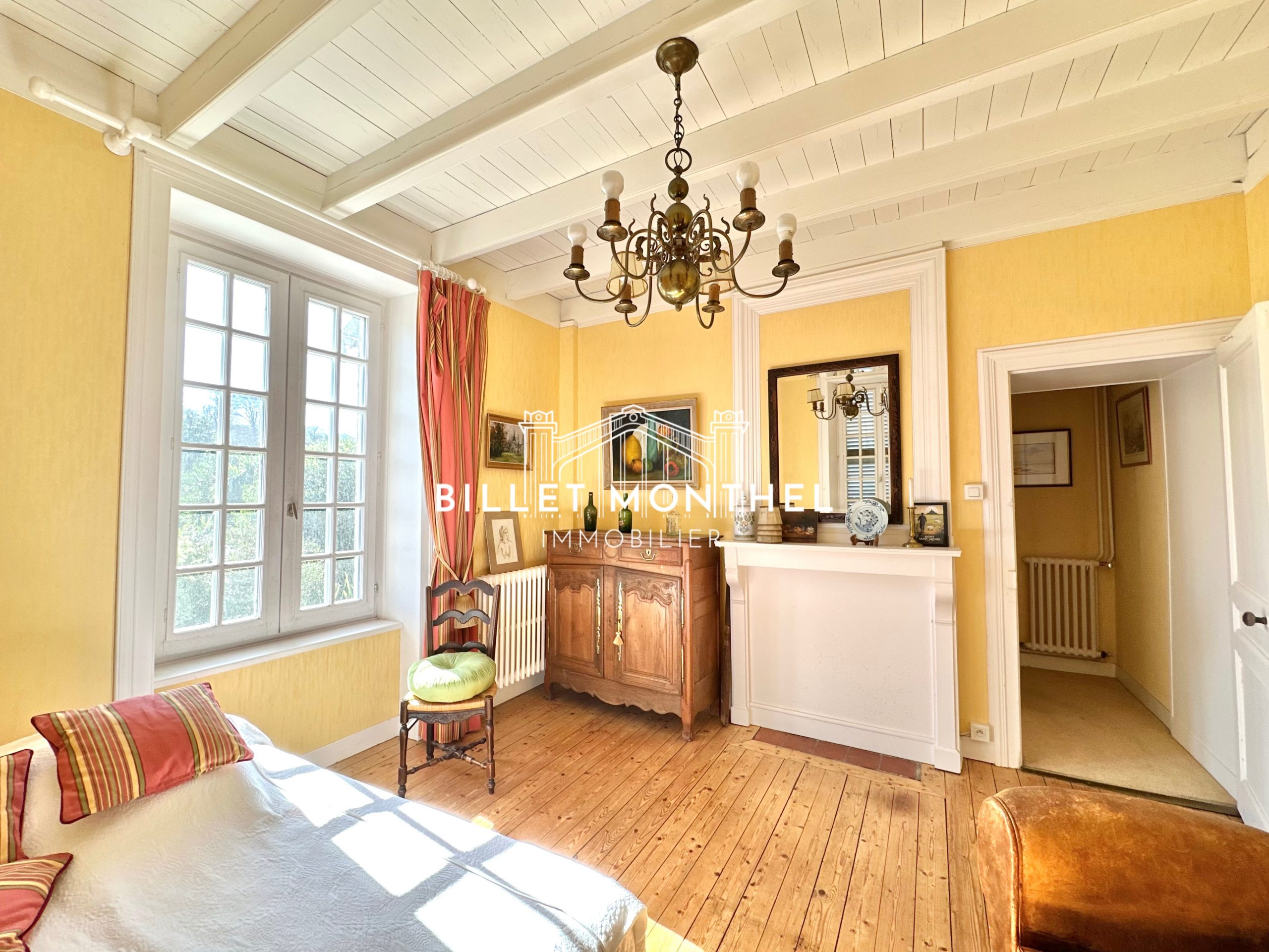 photo-chambre-jaune-cheminée-maison-maître-propriété-querqueville