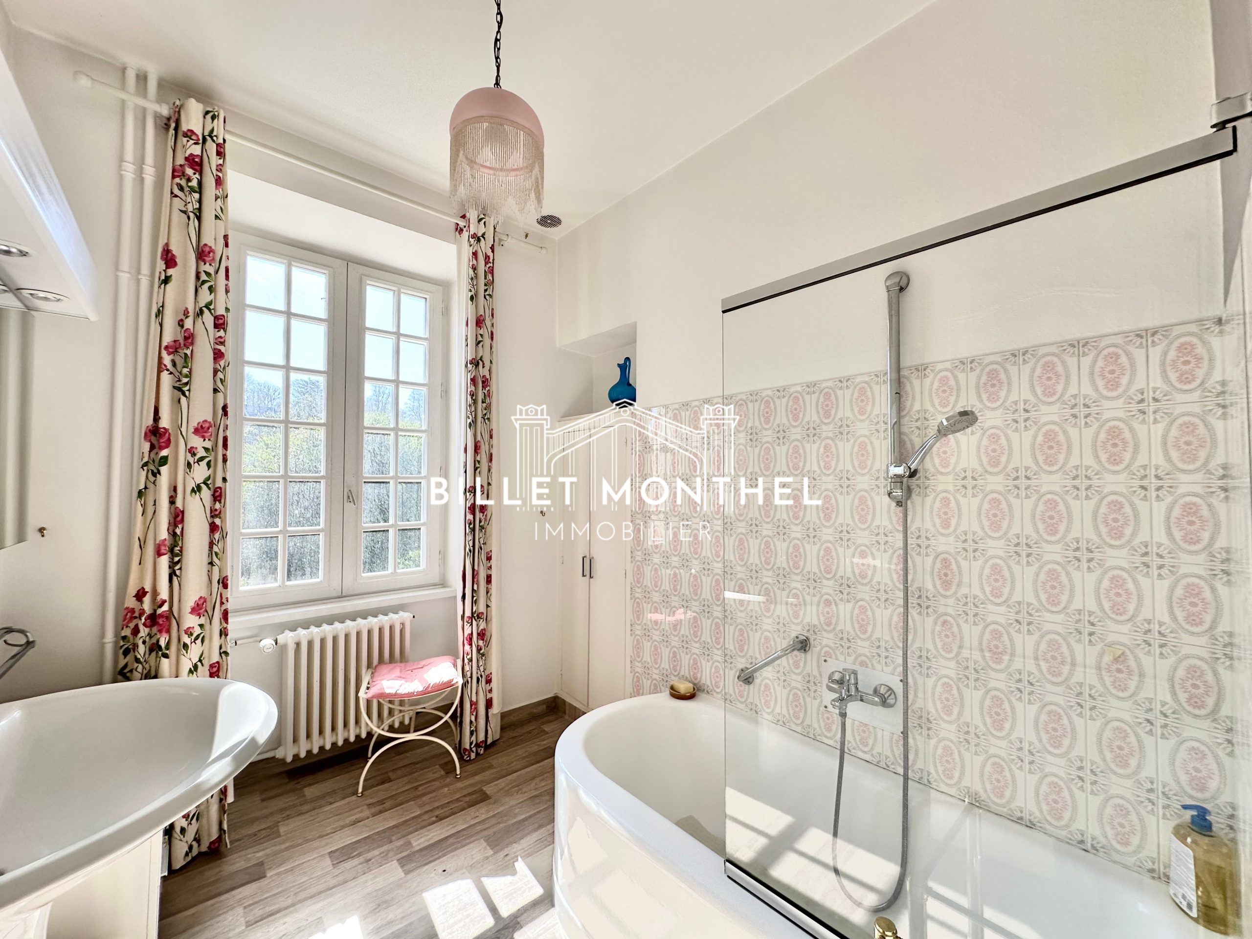 salle-bains-vue-jardin-maison-maître-propriété-querqueville