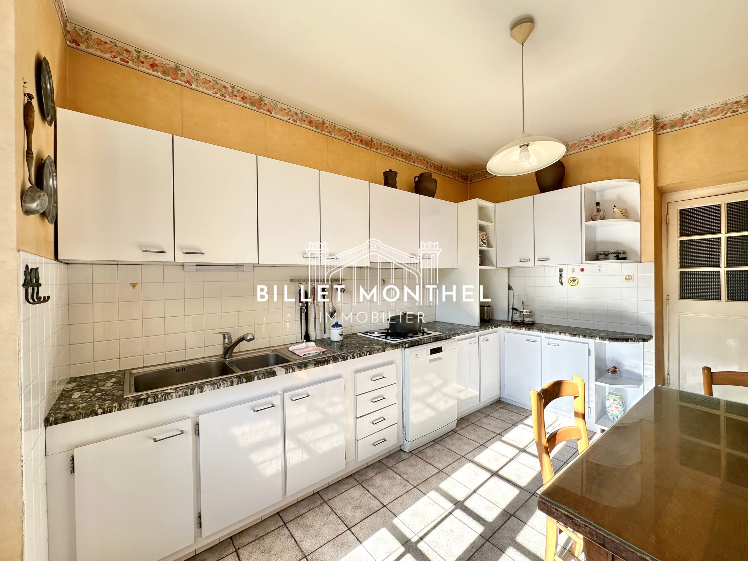 vue-cuisine-amenagee-maître-propriété-querqueville