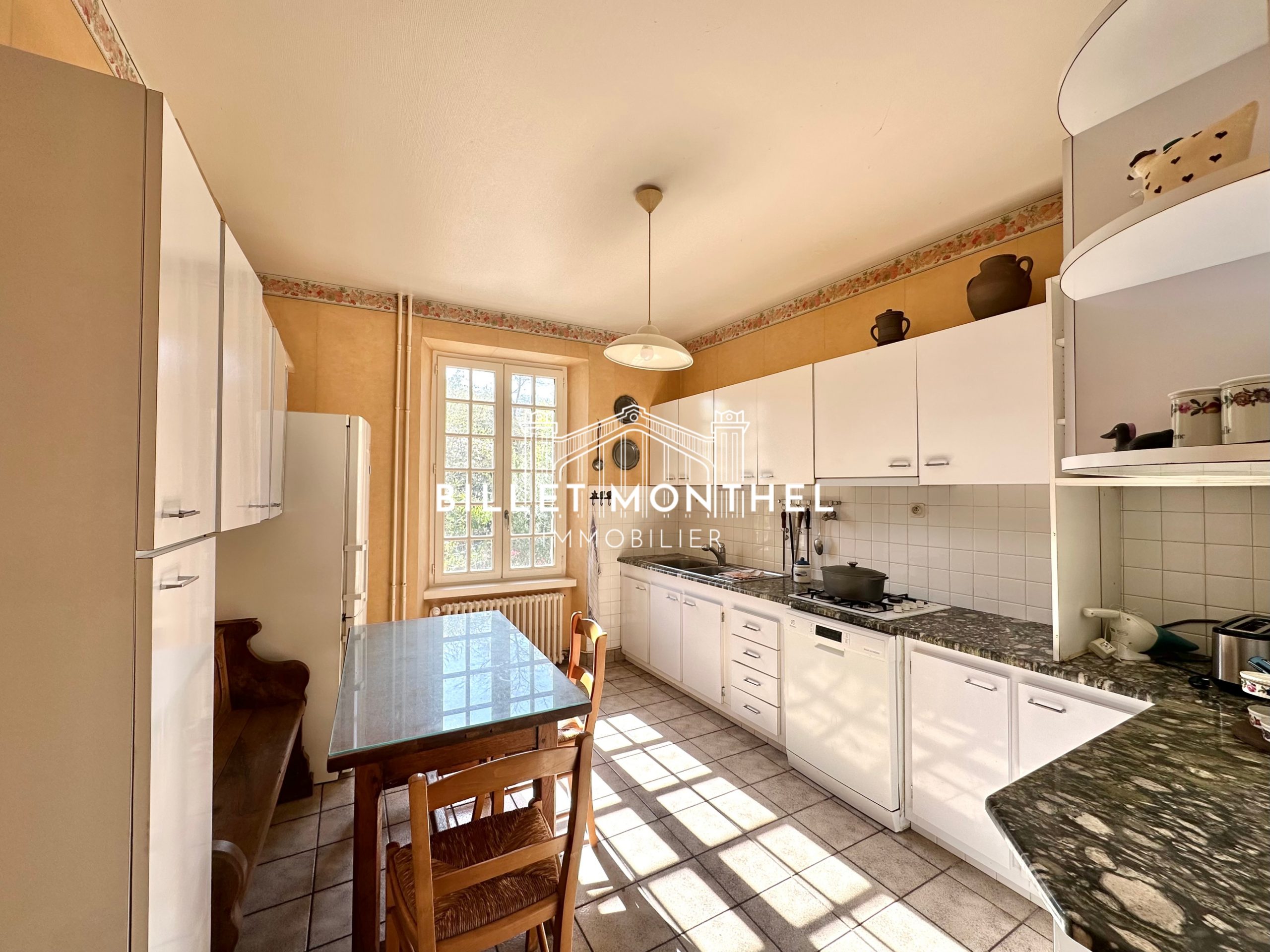 vue-cuisine-amenagee-table-rangements-maître-propriété-querqueville