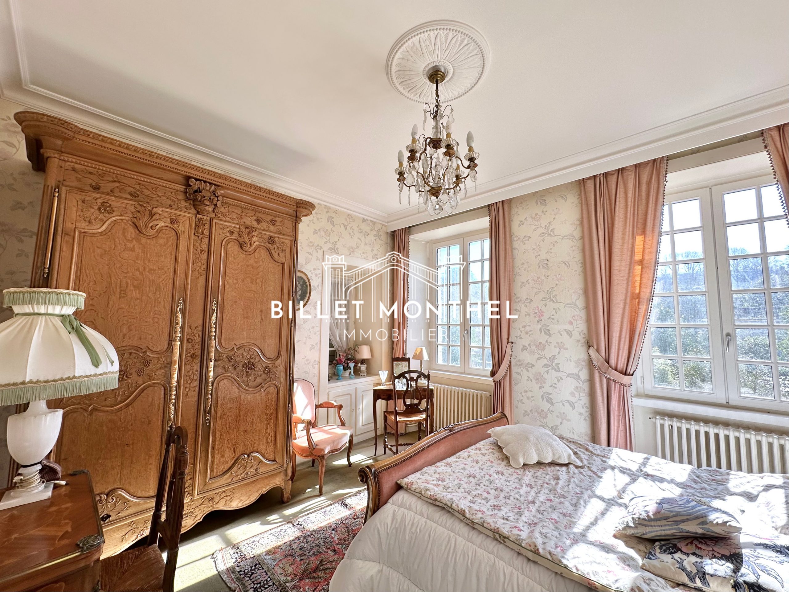 vue-ensemble-chambre-fleurie-maison-maître-propriété-querqueville