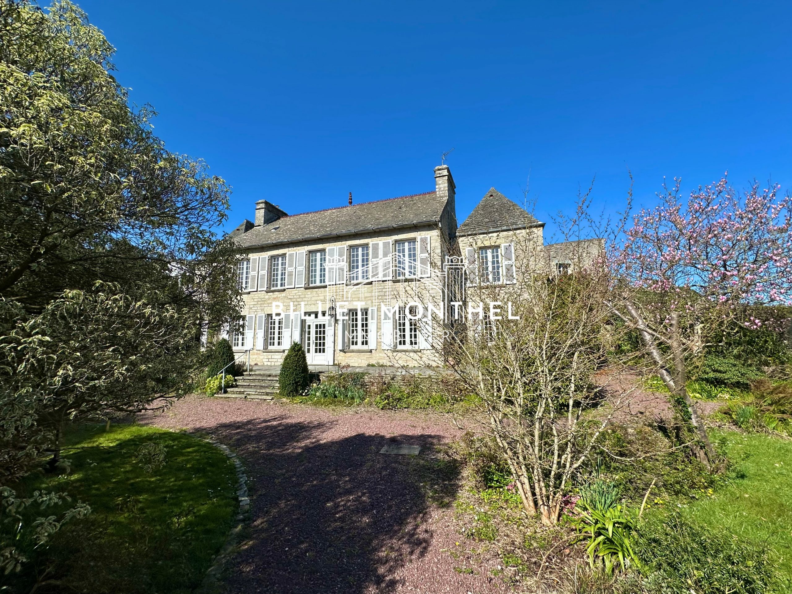 vue-ensemble-extérieur-jardin-maison-maître-propriété-querqueville