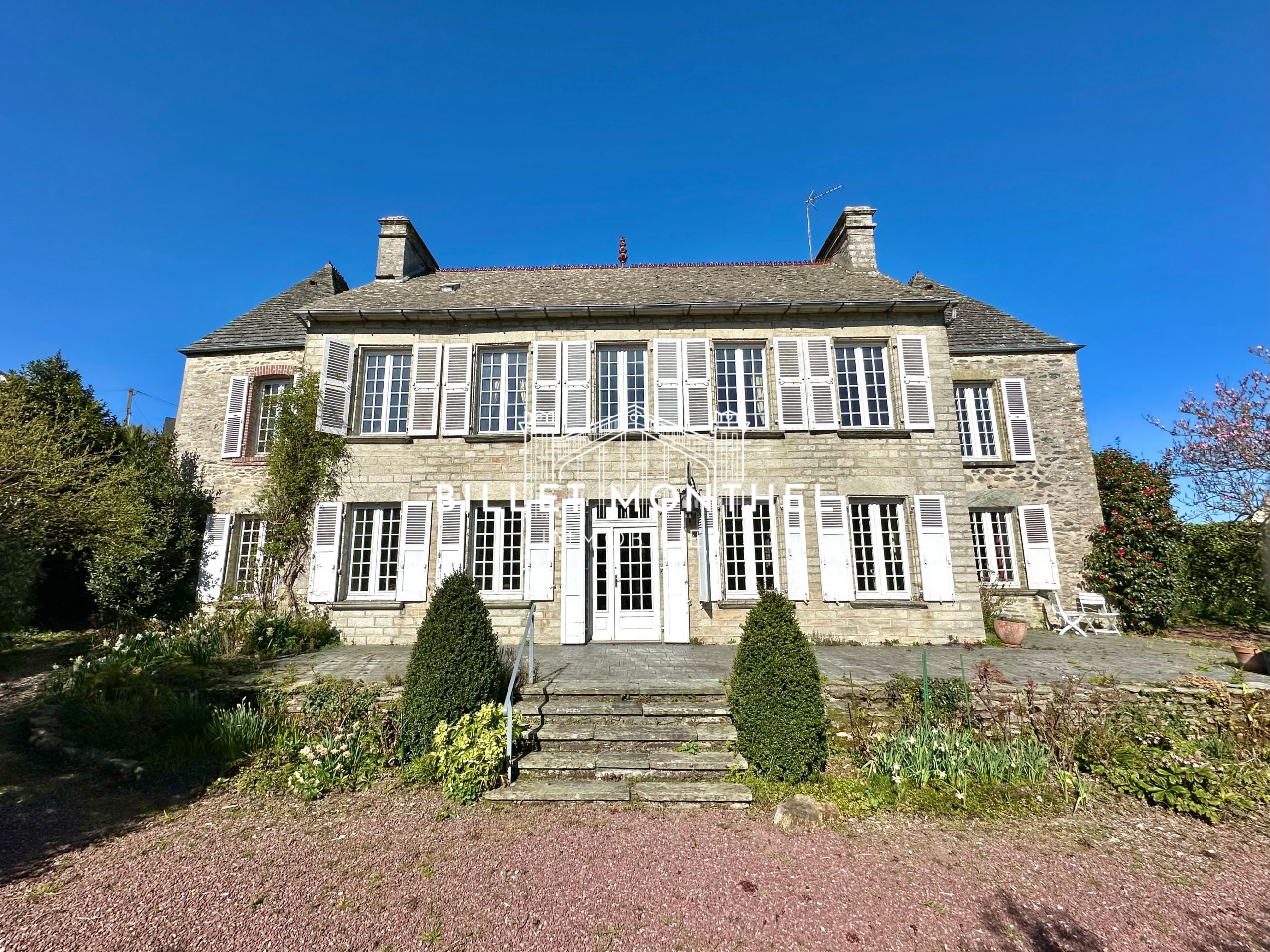 vue-façade-jardin-ensemble-extérieur-jardin-maison-maître-propriété-querqueville