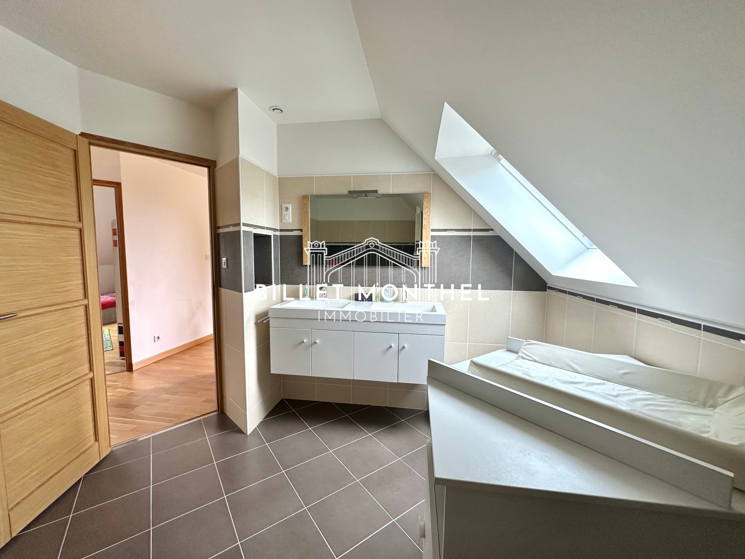 autre-vue-double-vasque-salle-bains-premier-étage-fermanville-agence-immobiliere-cherbourg