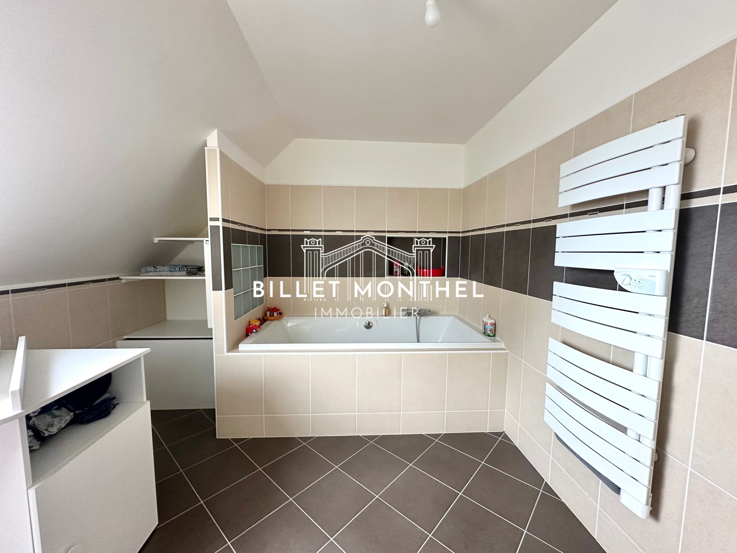 baignoire-salle-bains-premier-étage-fermanville-agence-immobiliere-cherbourg