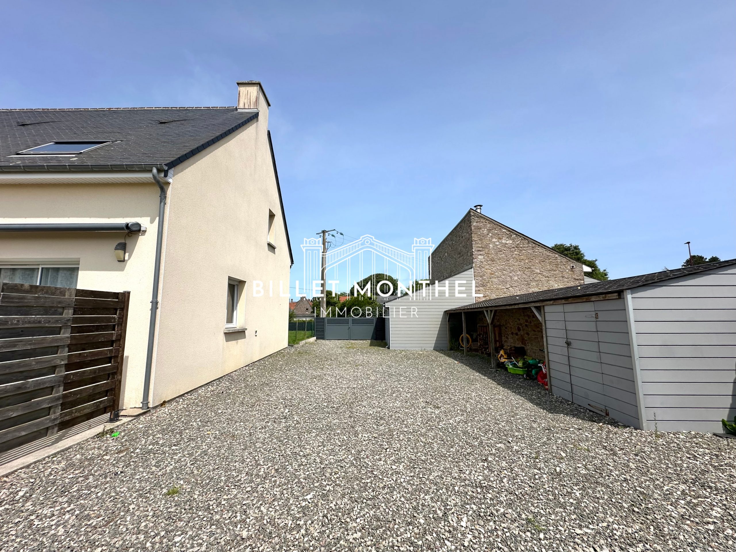 cour-gravier-cellier-portail-maison-fermanville