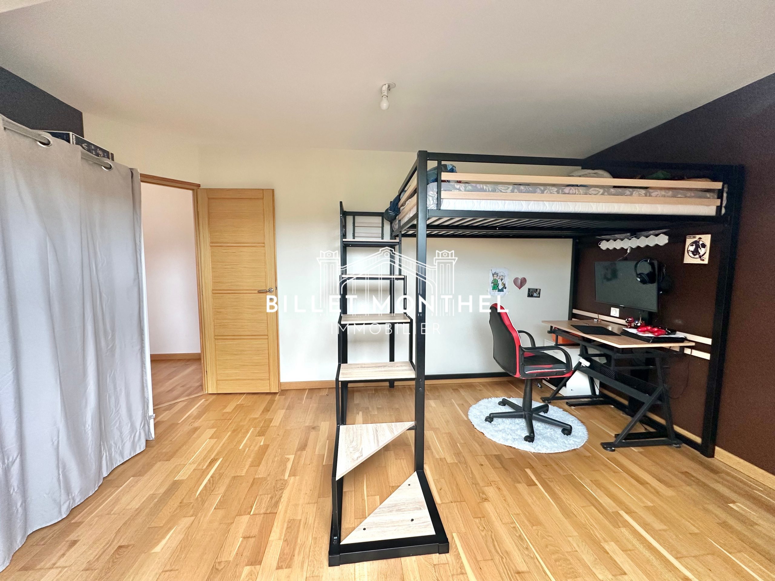 deuxieme-chambre-premier-étage-fermanville-agence-immobiliere-cherbourg