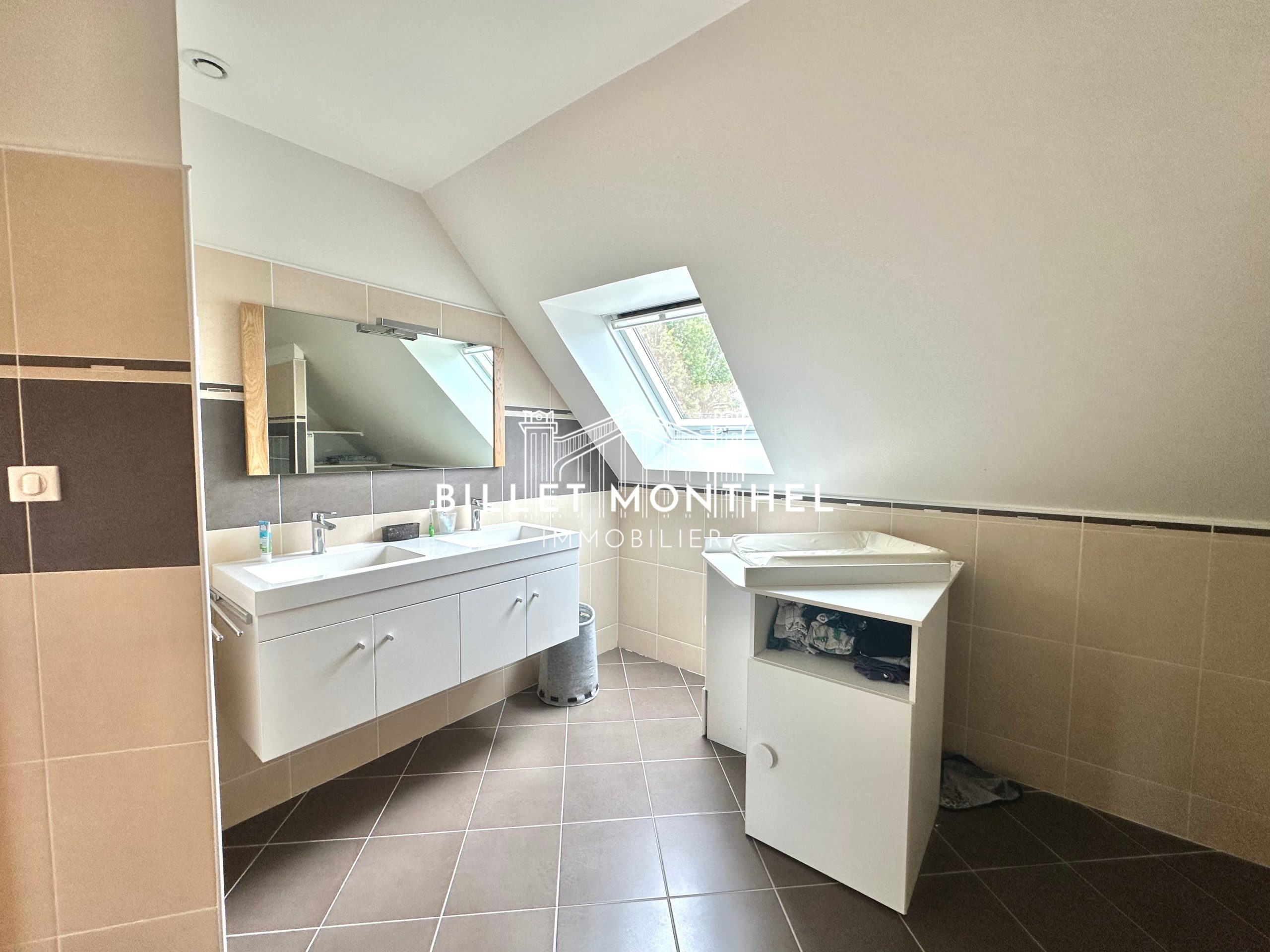double-vasque-salle-bains-premier-étage-fermanville-agence-immobiliere-cherbourg