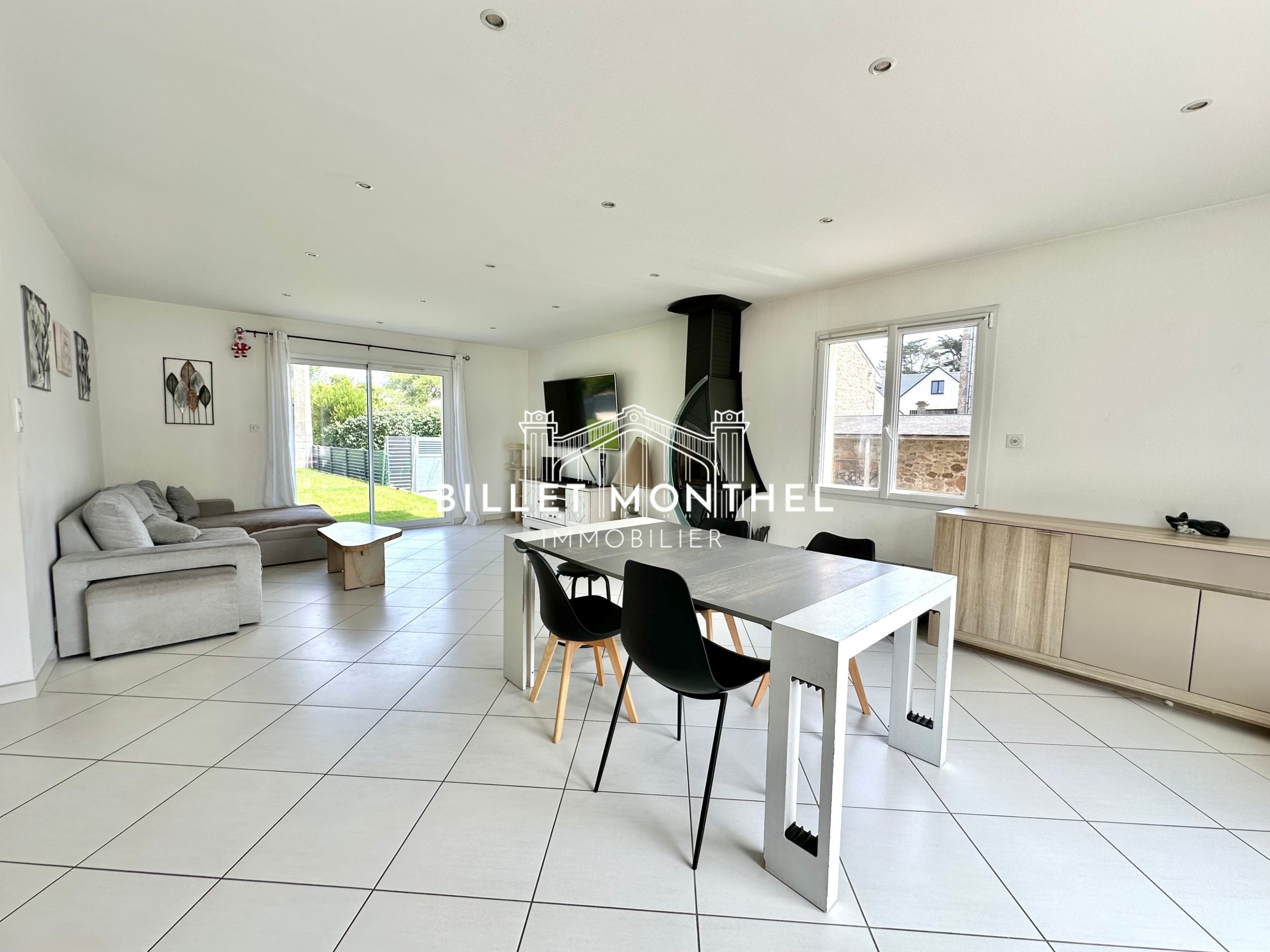 maison-piece-de-vie-salle-à-manger-carrelé-fermanville