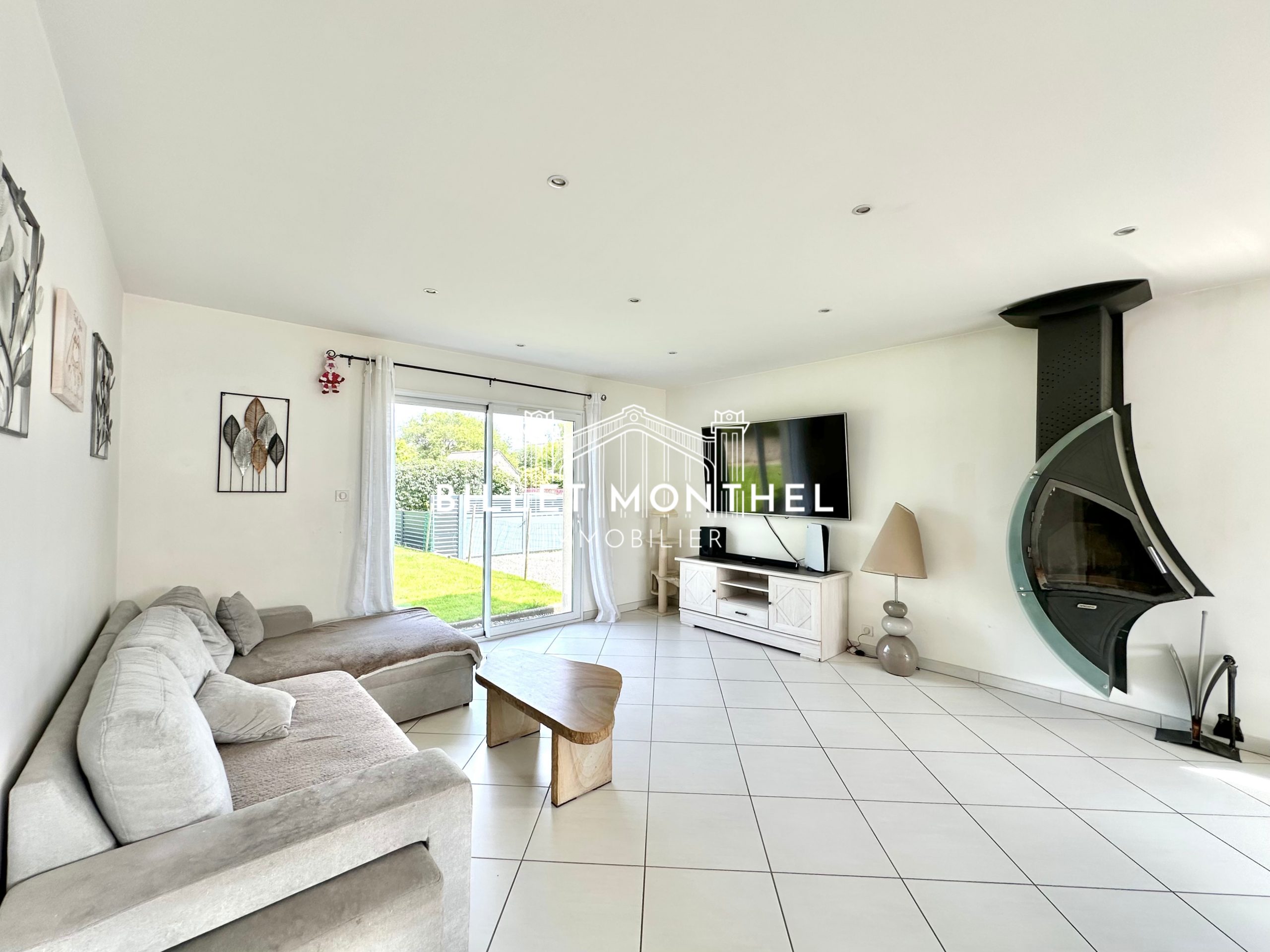 maison-piece-de-vie-sejour-poele-bois-carrelage-luminosité