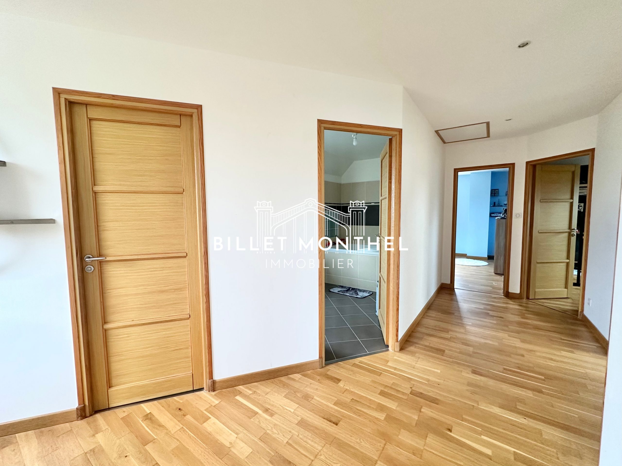 palier-parquet-portes-bois-fermanville-agence-immobiliere-cherbourg