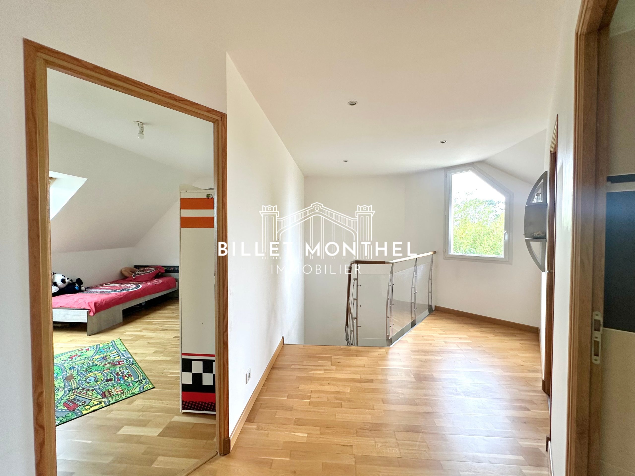 palier-parquet-vue-chambres-fermanville-agence-immobiliere-cherbourg