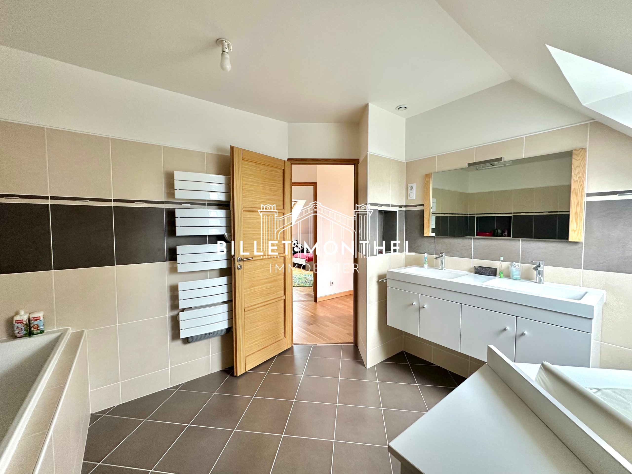 seche-serviette-baignoire-double-vasque-salle-bains-premier-étage-fermanville-agence-immobiliere-cherbourg