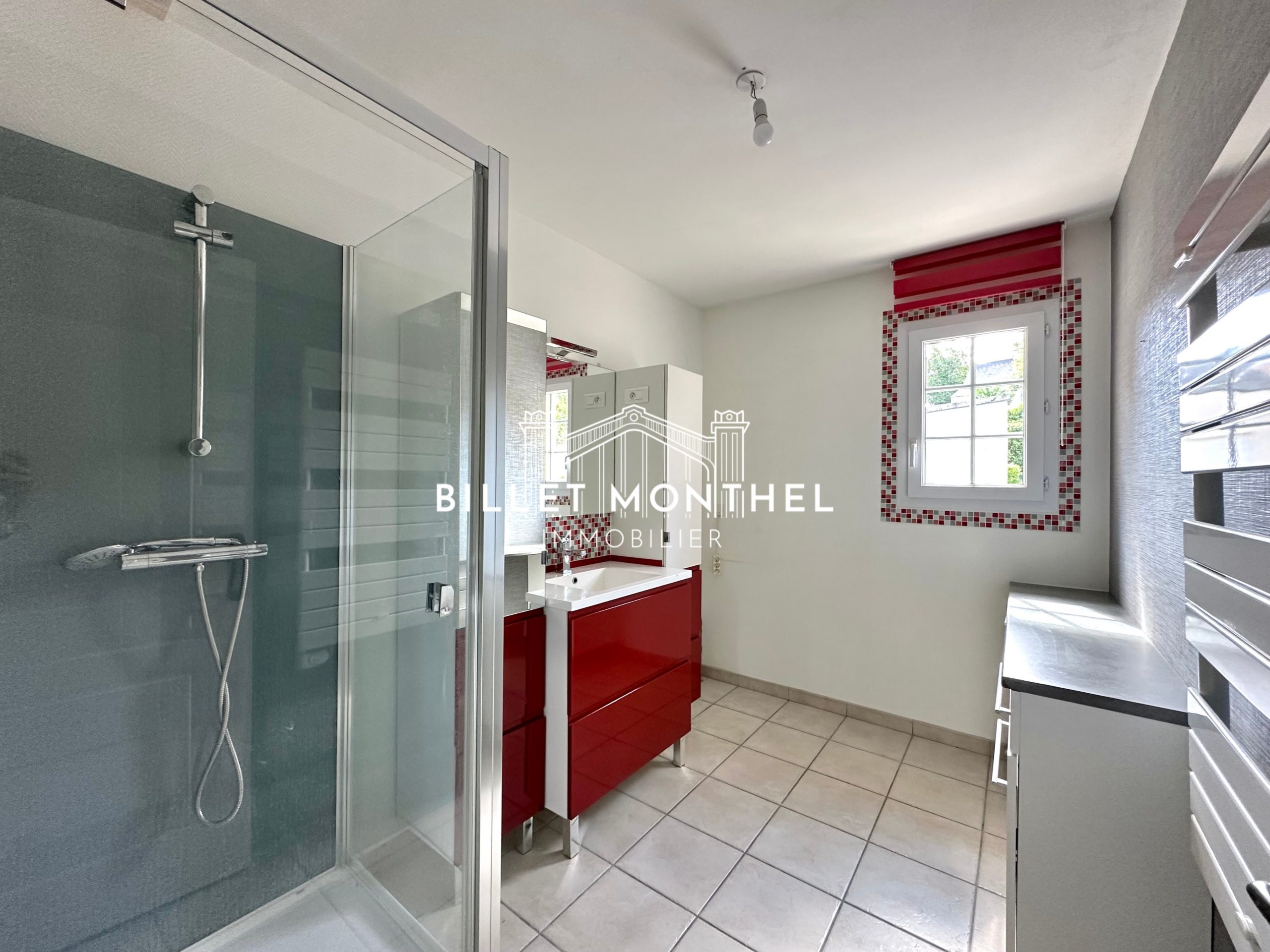 salle-d'eau-autonomie-plain-pied-maison-en-location-brix