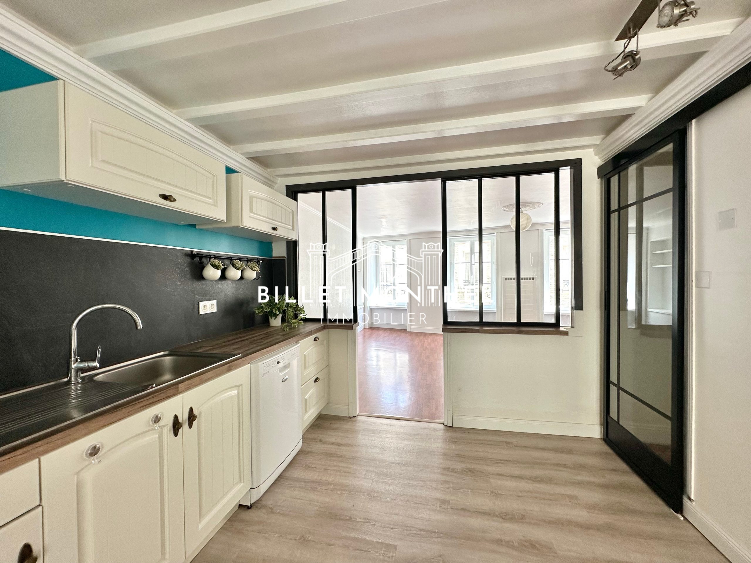 cuisine-vue-salon-appartement-centre-ville-cherbourg-immobilier-à-vendre