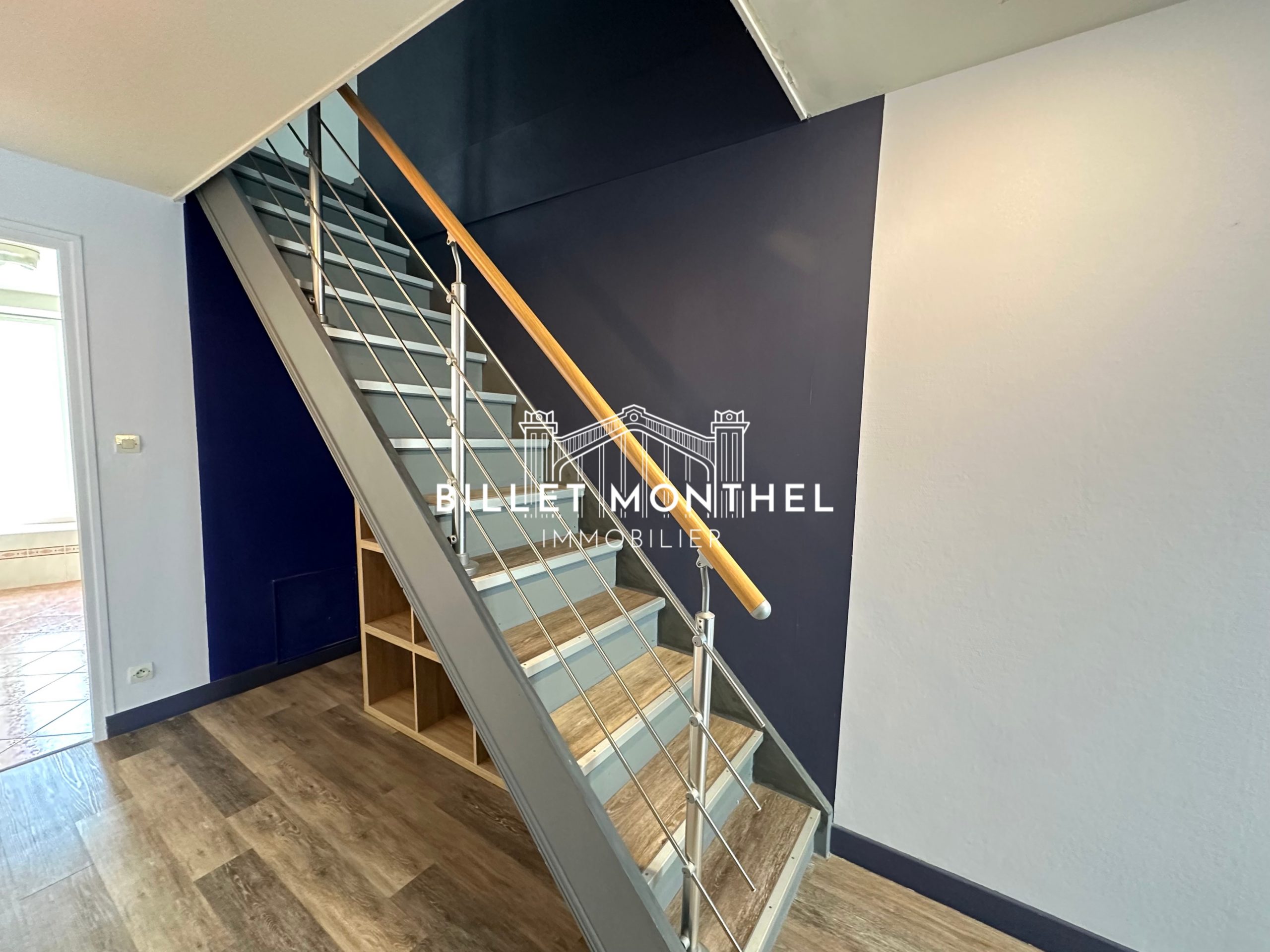 escalier-moderne-appartement-centre-ville-cherbourg-immobilier-à-vendre