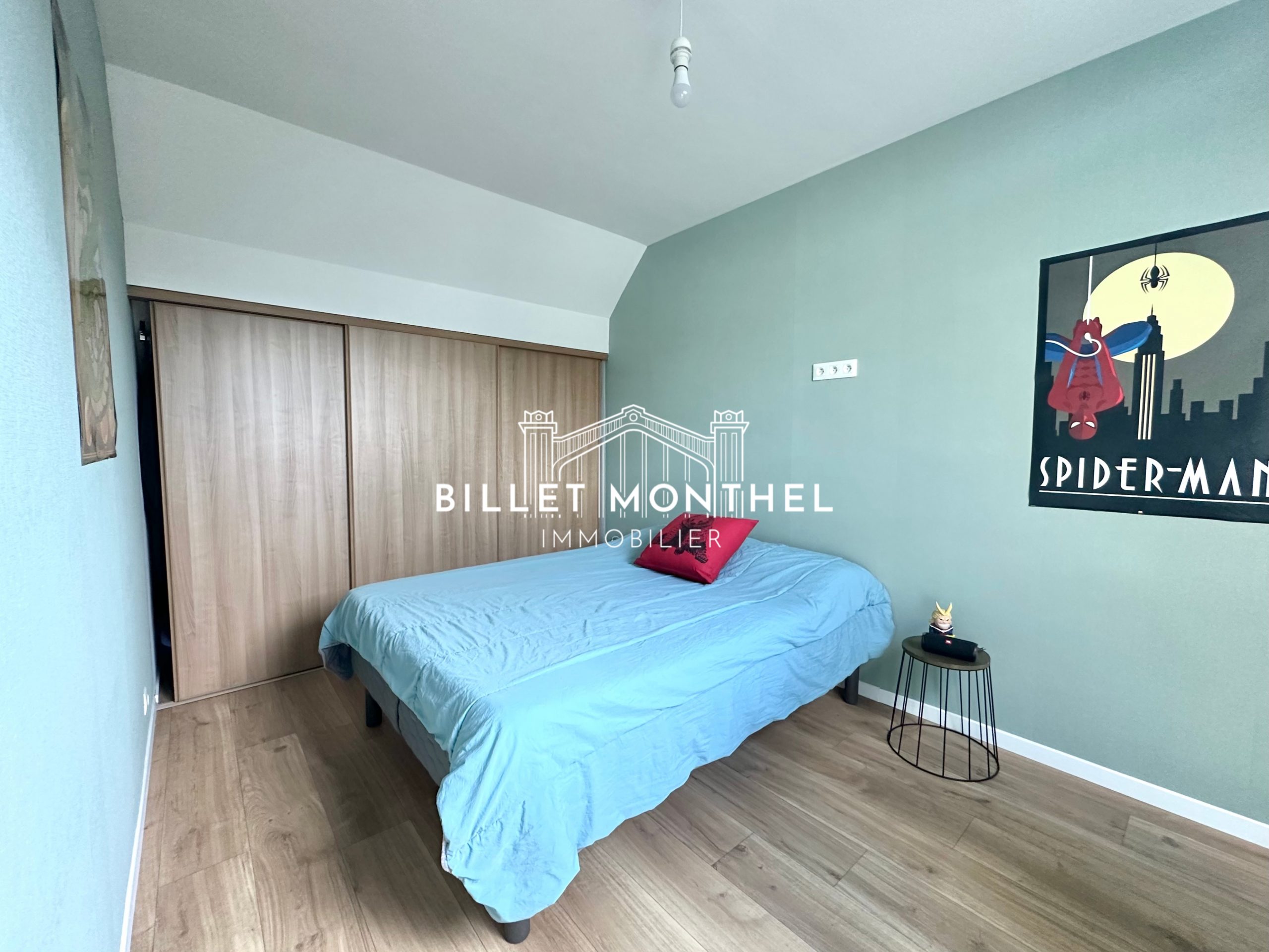 maison-octeville-chambre-trois-premier-étage-rangements-coulissants