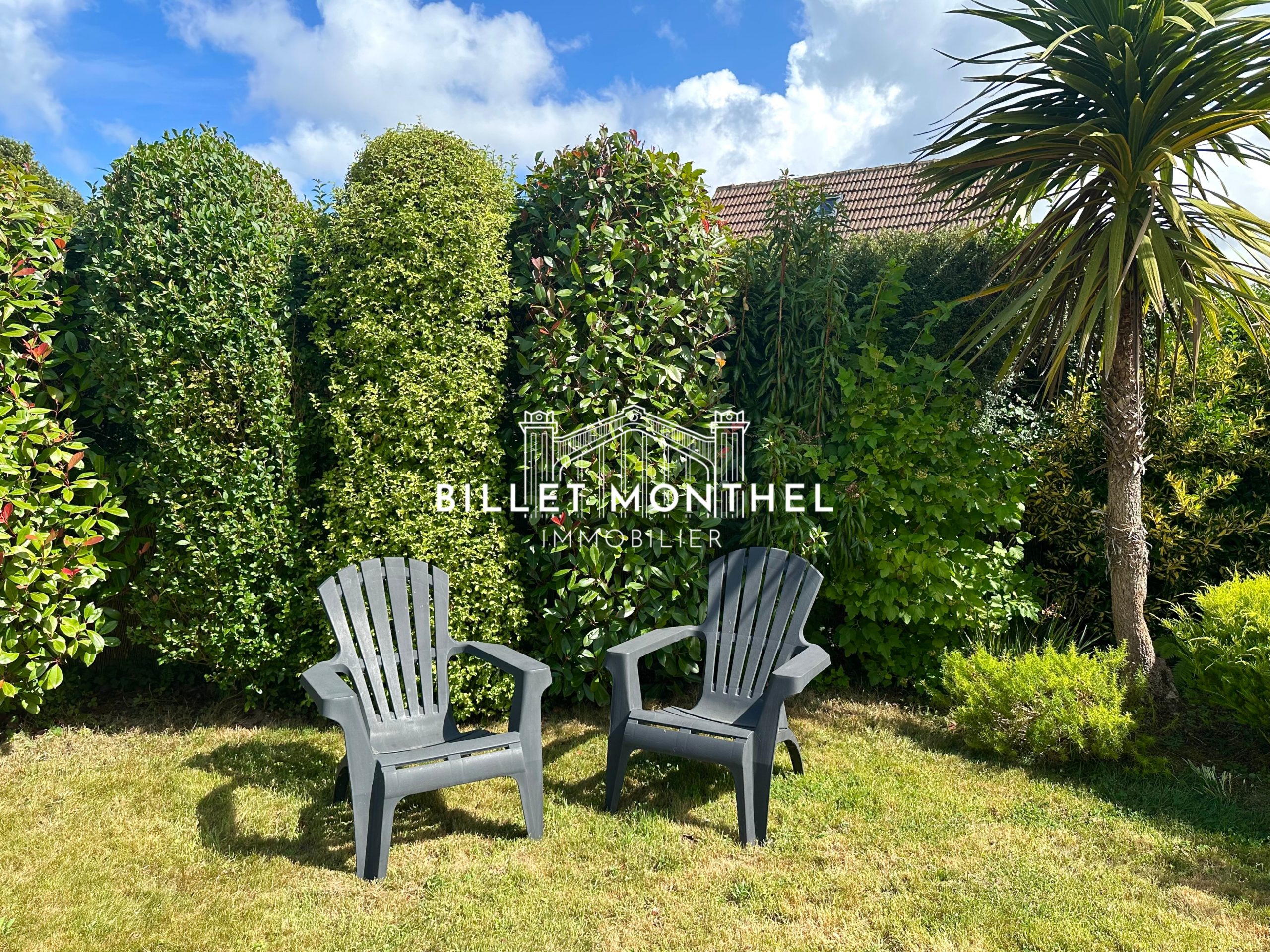 maison-octeville-jardin-arboré-salon-extérieur