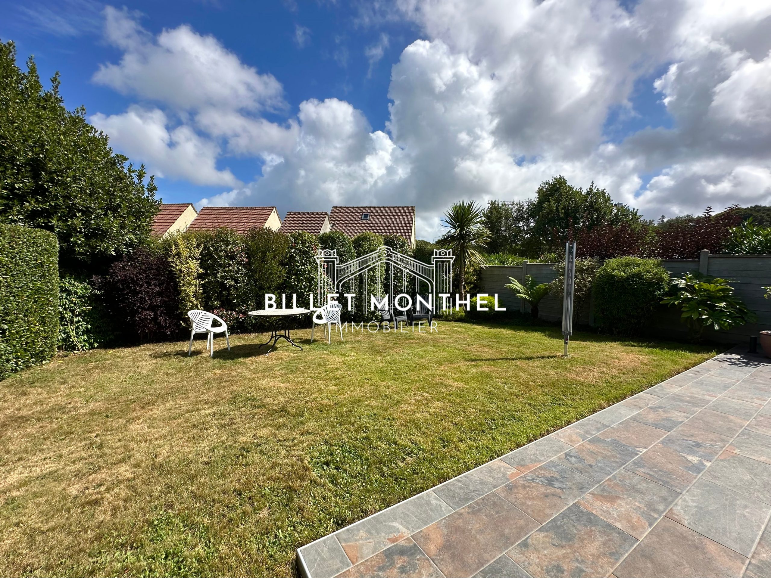 maison-octeville-jardin-arboré-salon-extérieur-terrasse