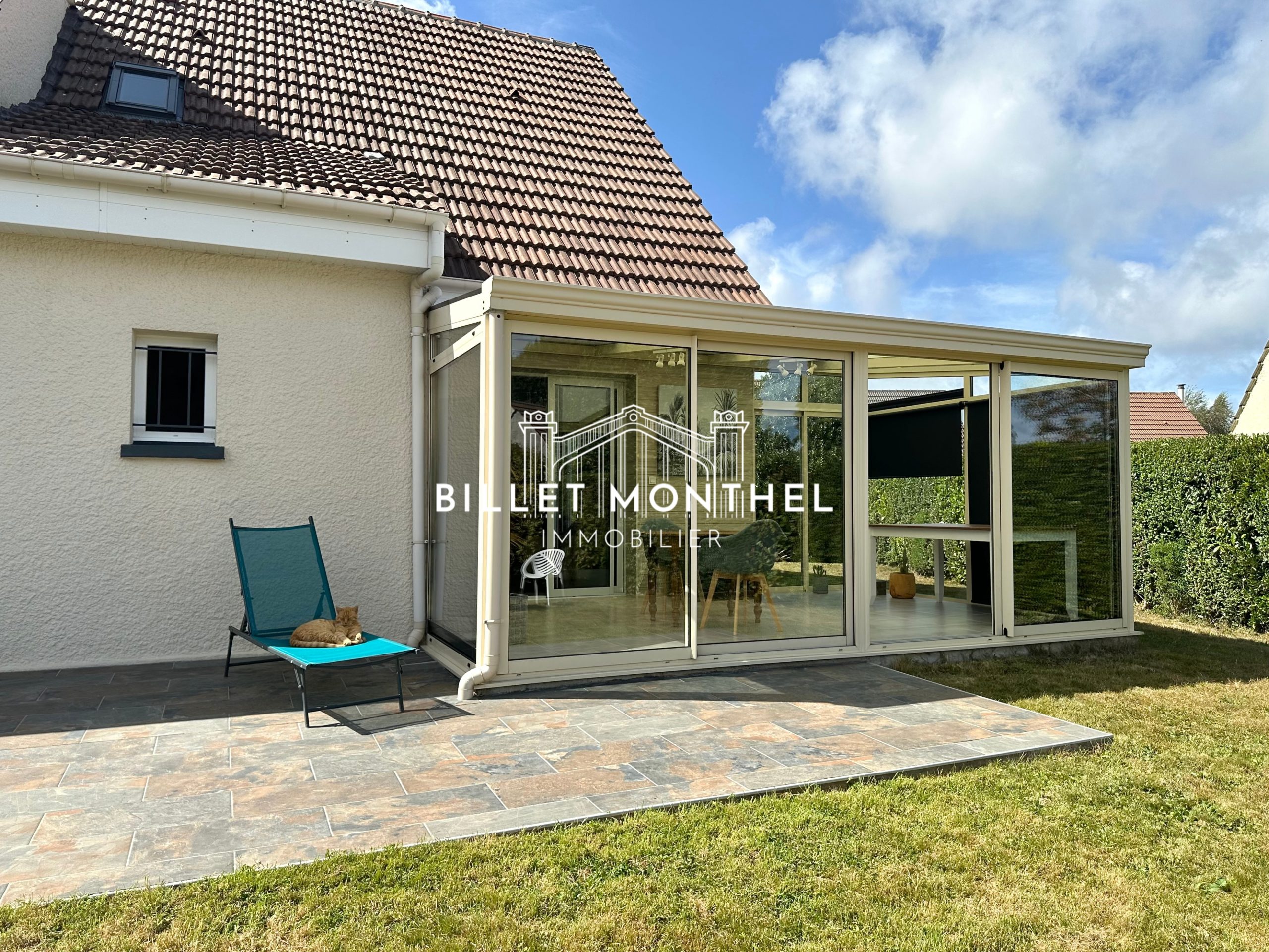 maison-octeville-jardin-arboré-salon-extérieur-terrasse-véranda-chat