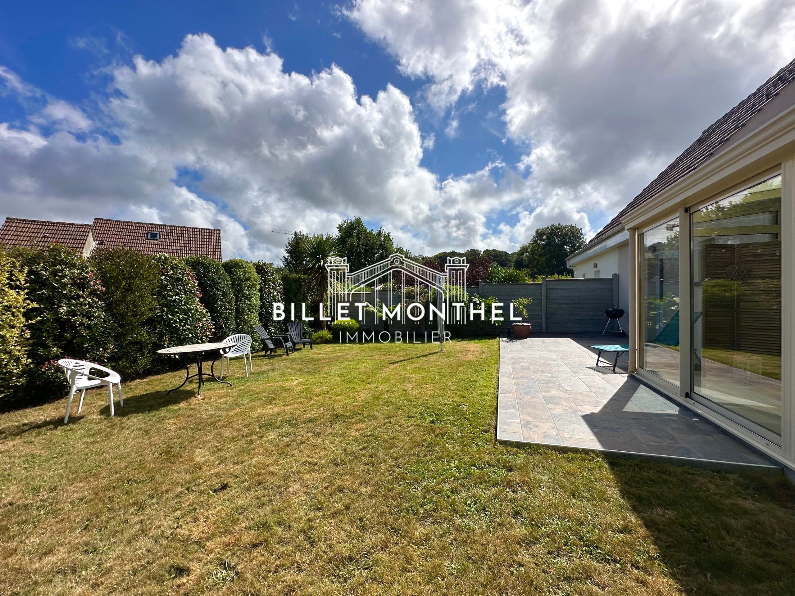 maison-octeville-jardin-arboré-salon-extérieur-terrasse-véranda