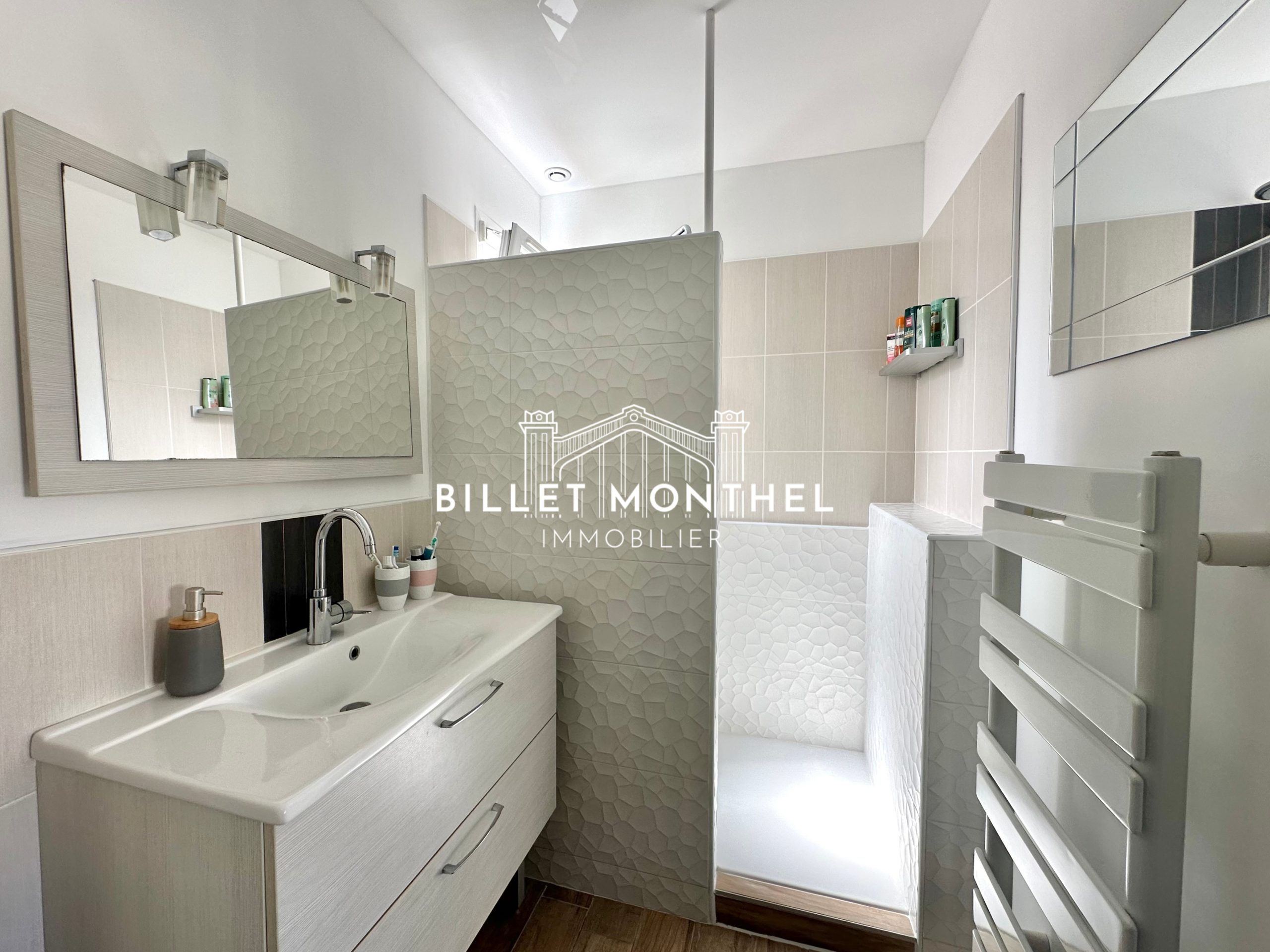 maison-octeville-lavabo-miroir-salle-eau-premier-étage