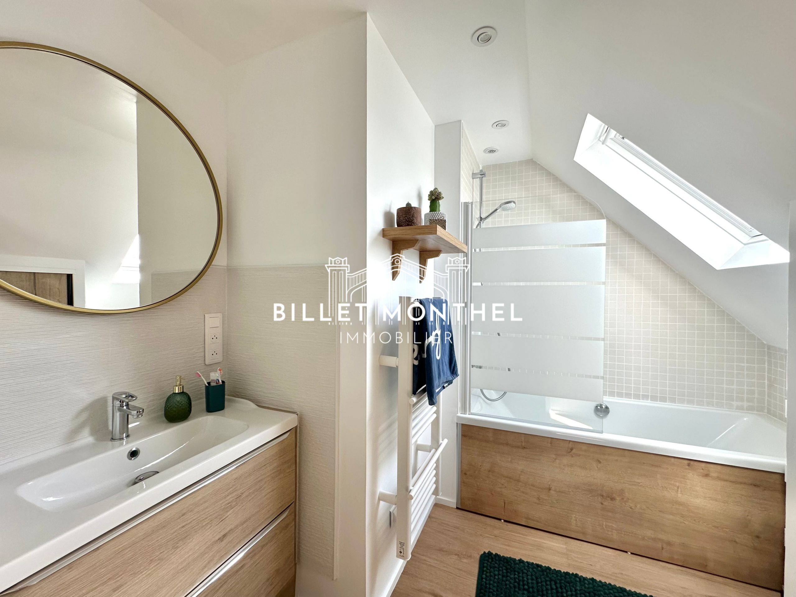 maison-octeville-salle-bains-premier-étage-lavabo-rangements-miroir