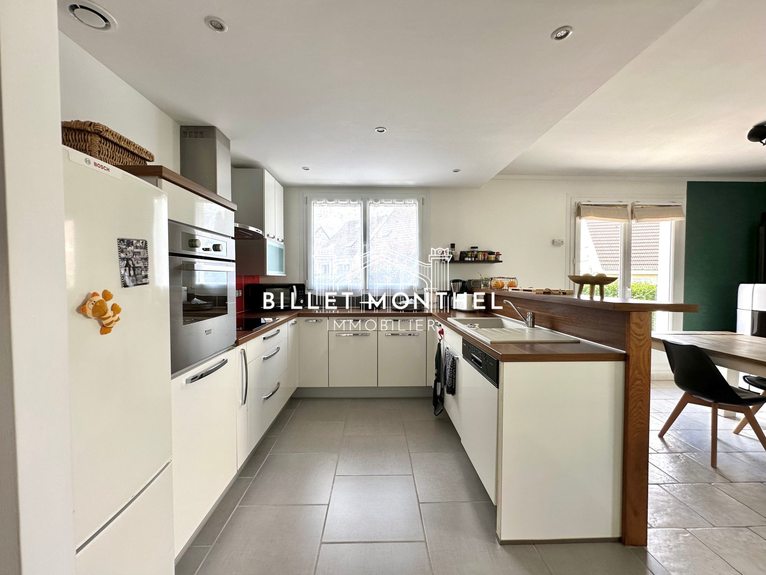 maison-octeville-salon-piece-de-vie-cuisine-amenagee-equipee