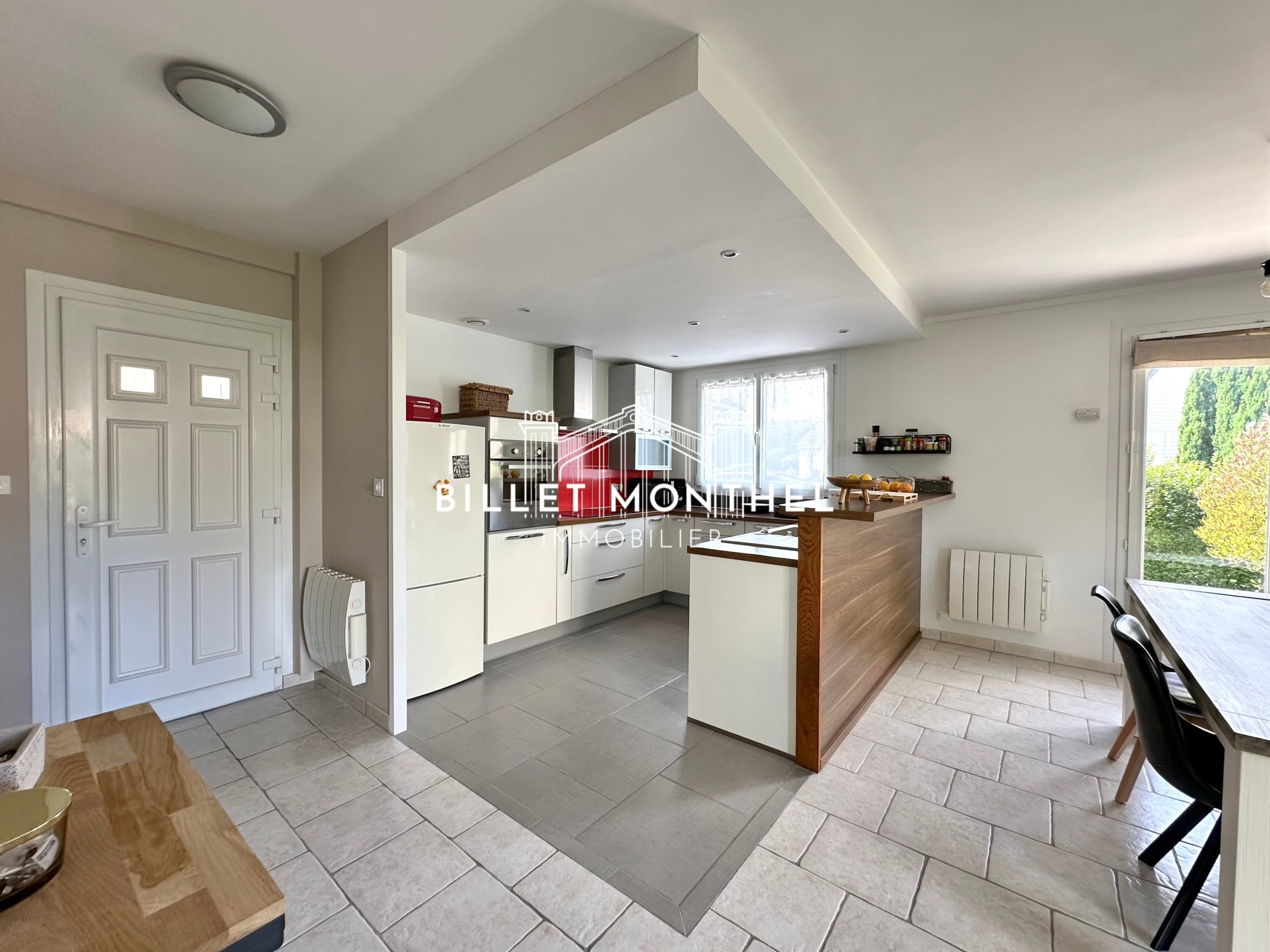 maison-octeville-salon-piece-de-vie-vue-cuisine-entree