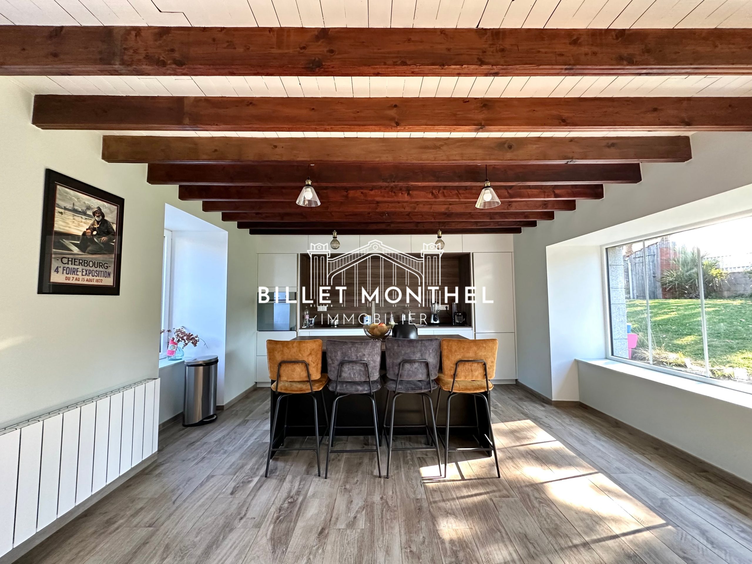 maison-longere-tourlaville-cherbourg-en-cotentin-cuisine-amenagee-equipee-vue-droite