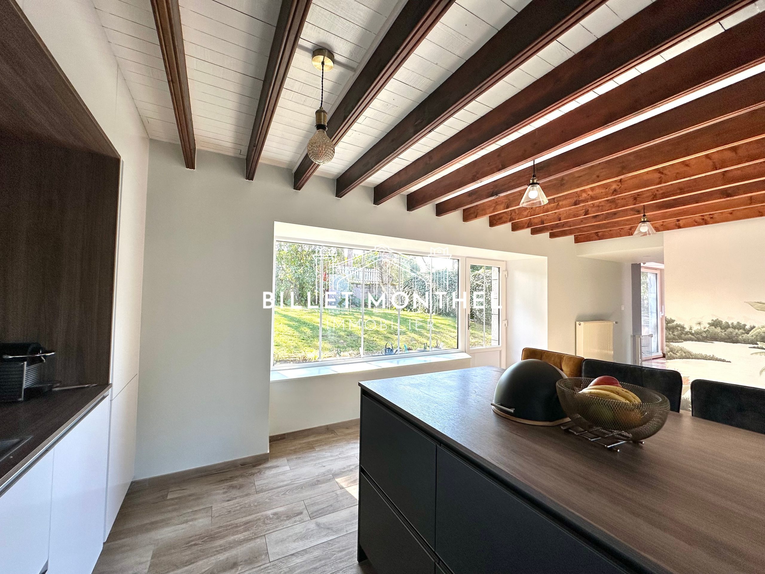 maison-longere-tourlaville-cherbourg-en-cotentin-cuisine-amenagee-equipee-vue-jardin