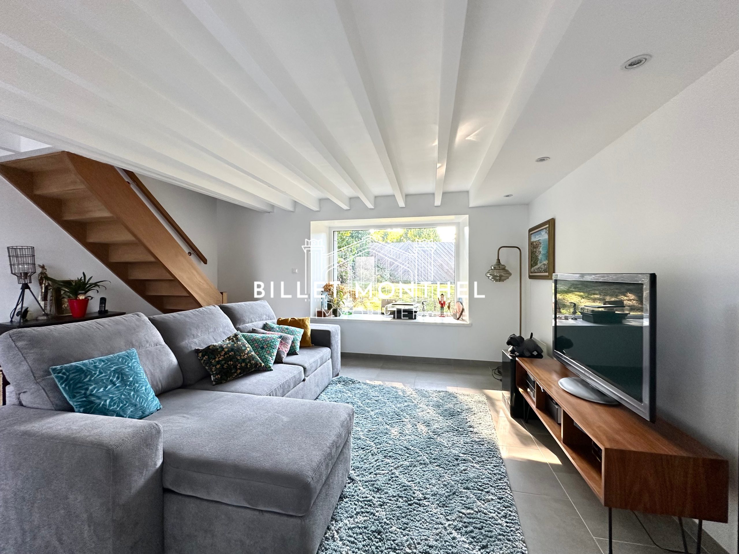 maison-longere-tourlaville-cherbourg-en-cotentin-salon-vue-jardin-angle-canapé