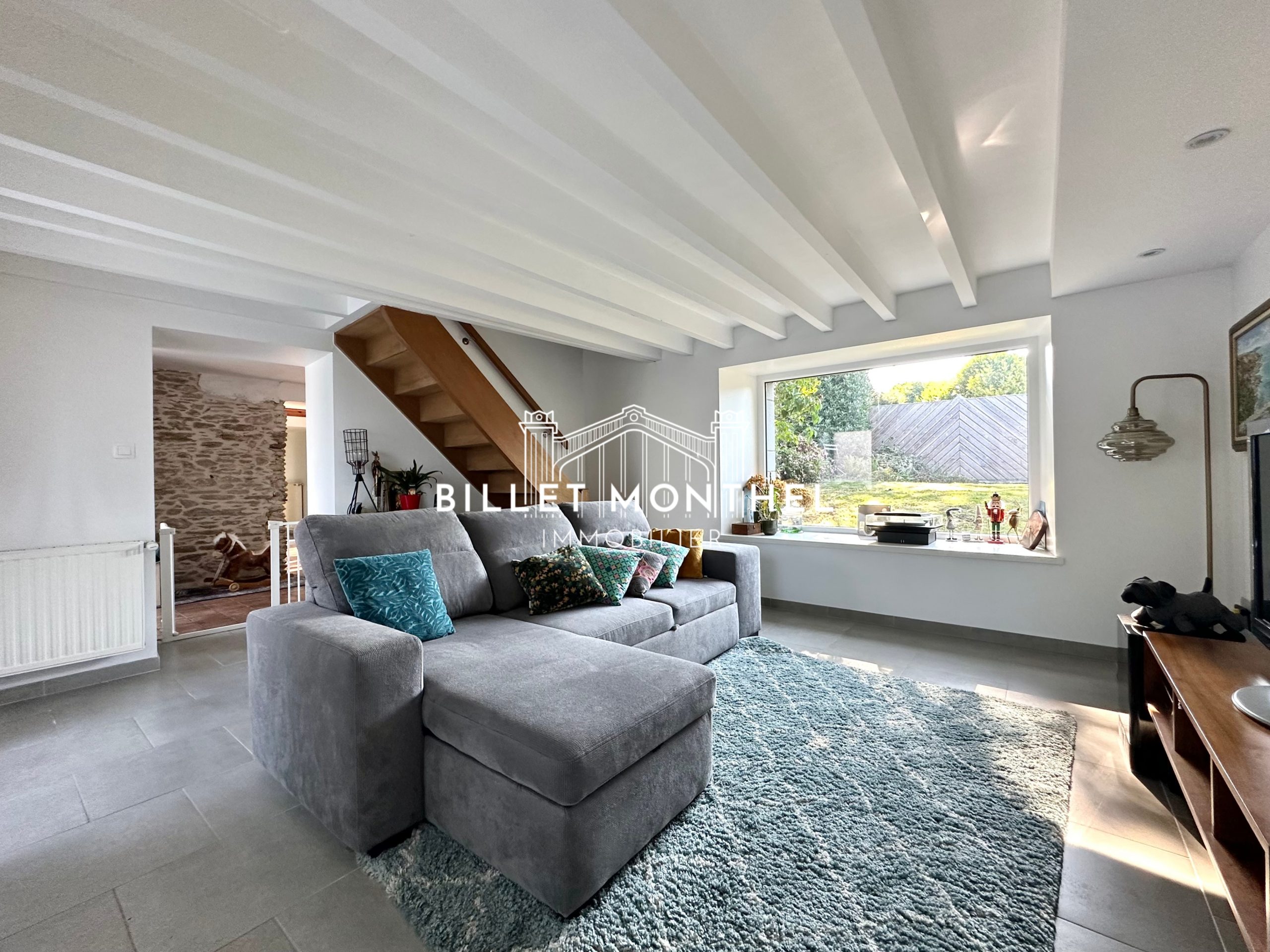 maison-longere-tourlaville-cherbourg-en-cotentin-salon-vue-jardin-canapé-autre-angle