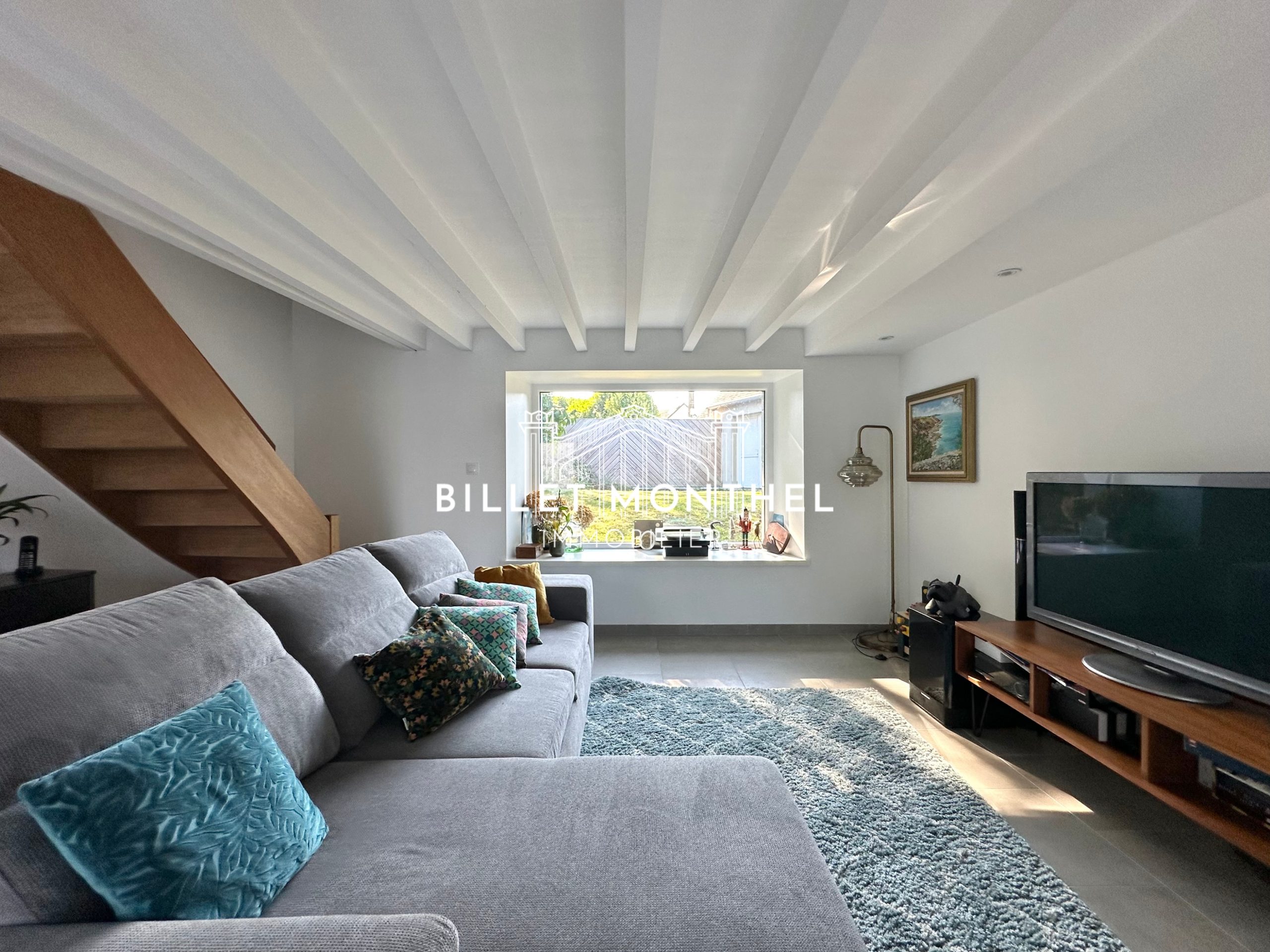 maison-longere-tourlaville-cherbourg-en-cotentin-salon-vue-jardin-canapé