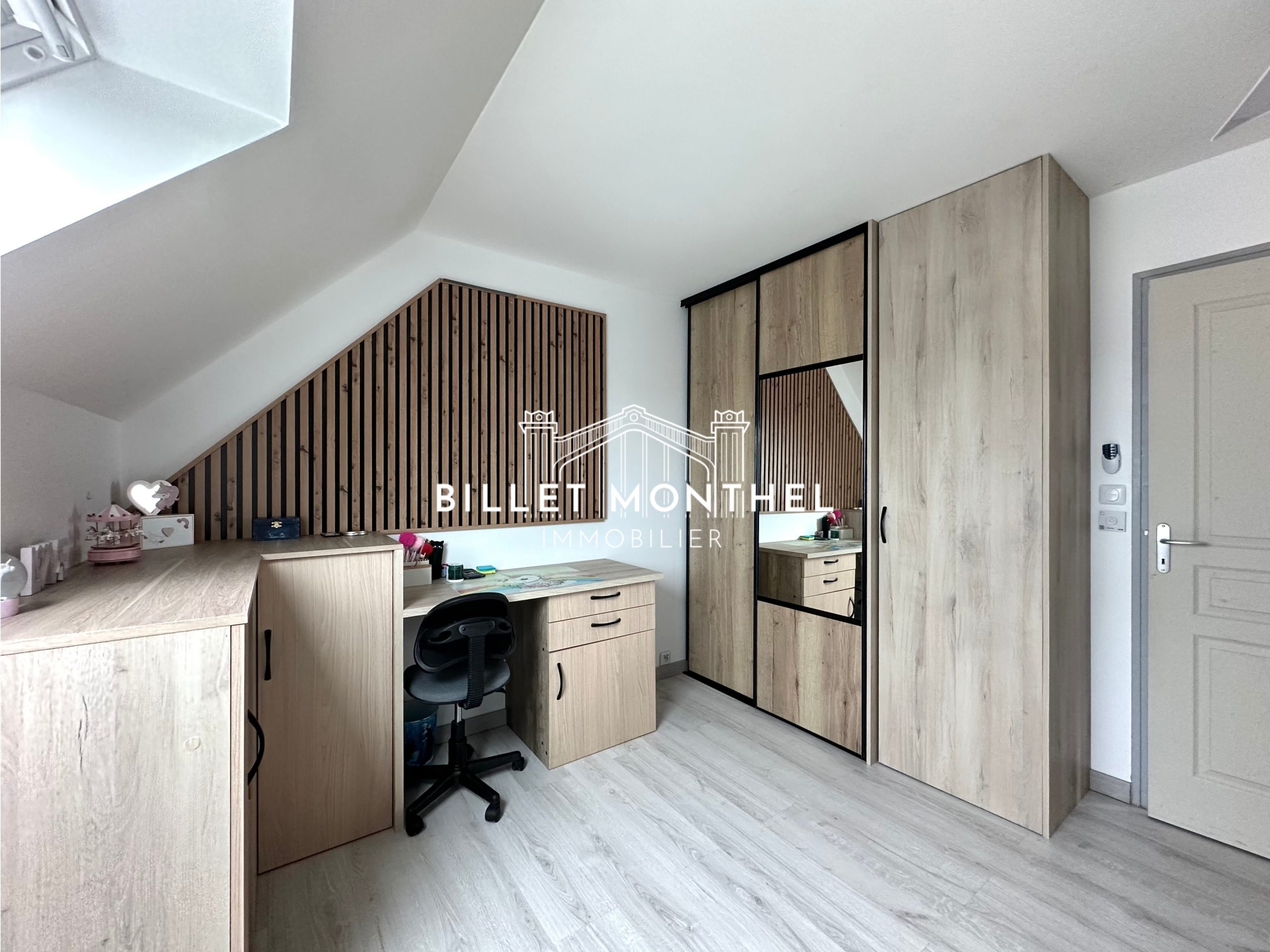 maison-acqueville-chambre-quatrième-espace-bureau-rangements