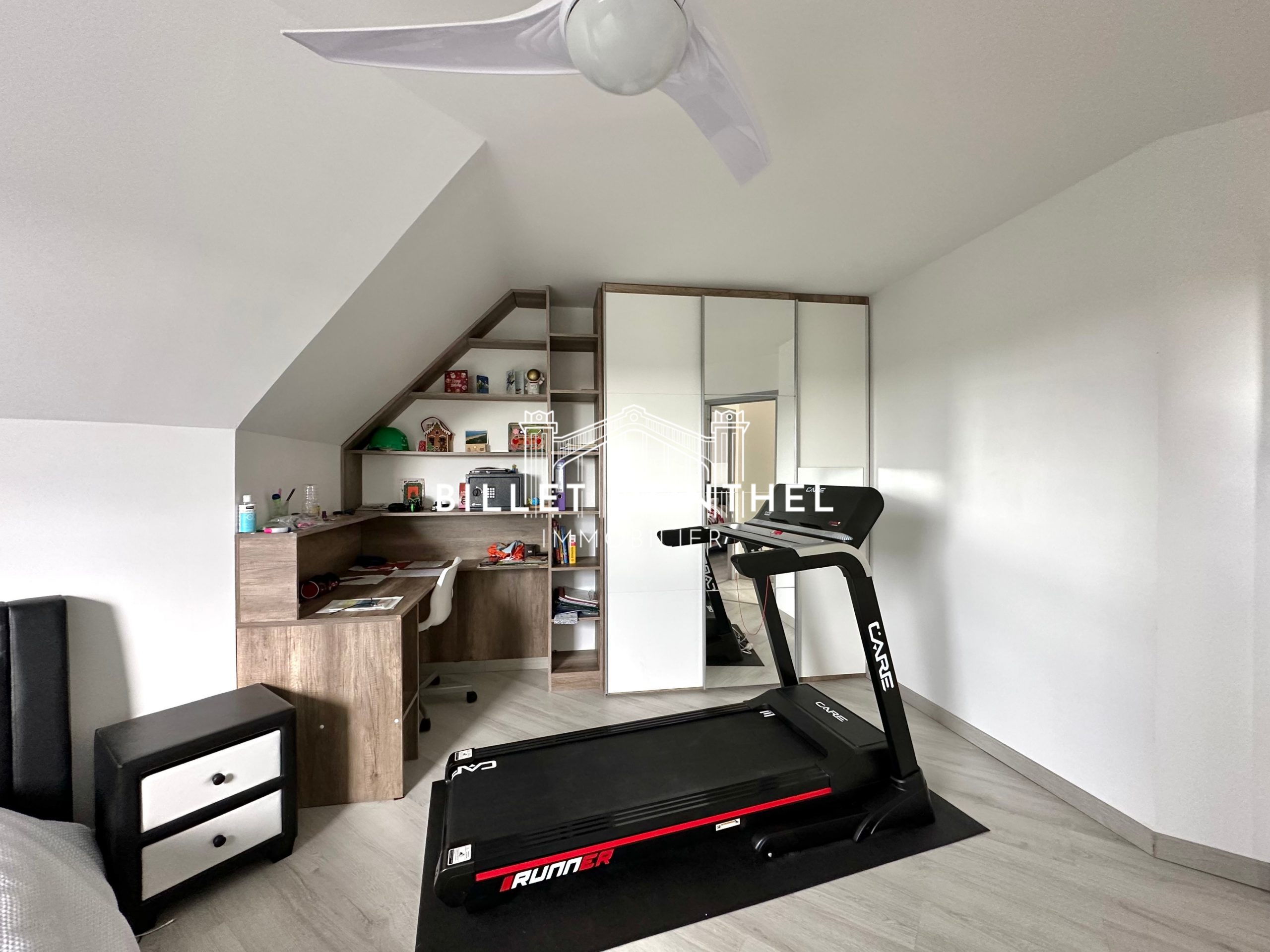 maison-acqueville-chambre-troisième-rangements-espace-bureau