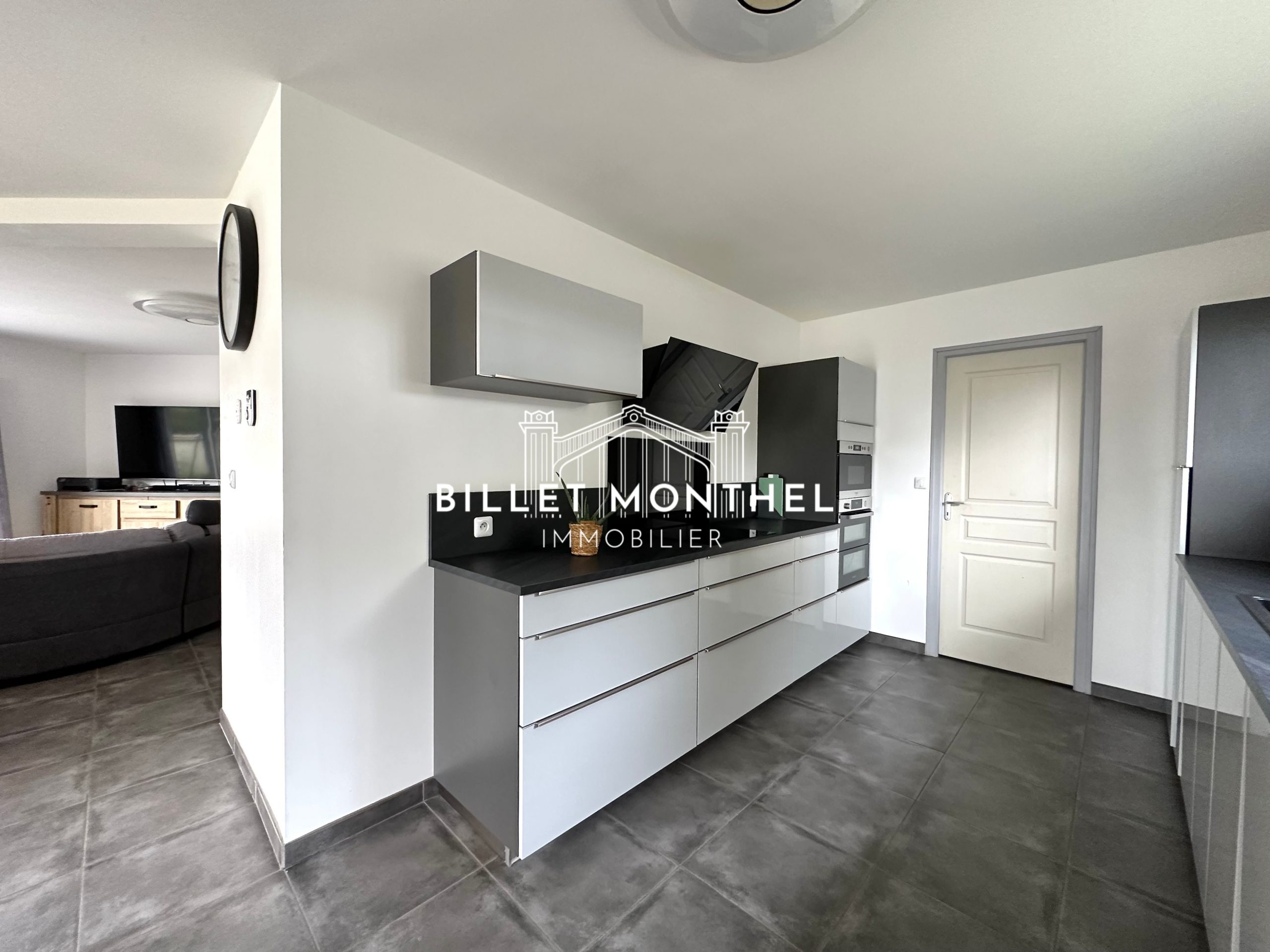 maison-acqueville-cuisine-amenagee-equipee-acces-buanderie