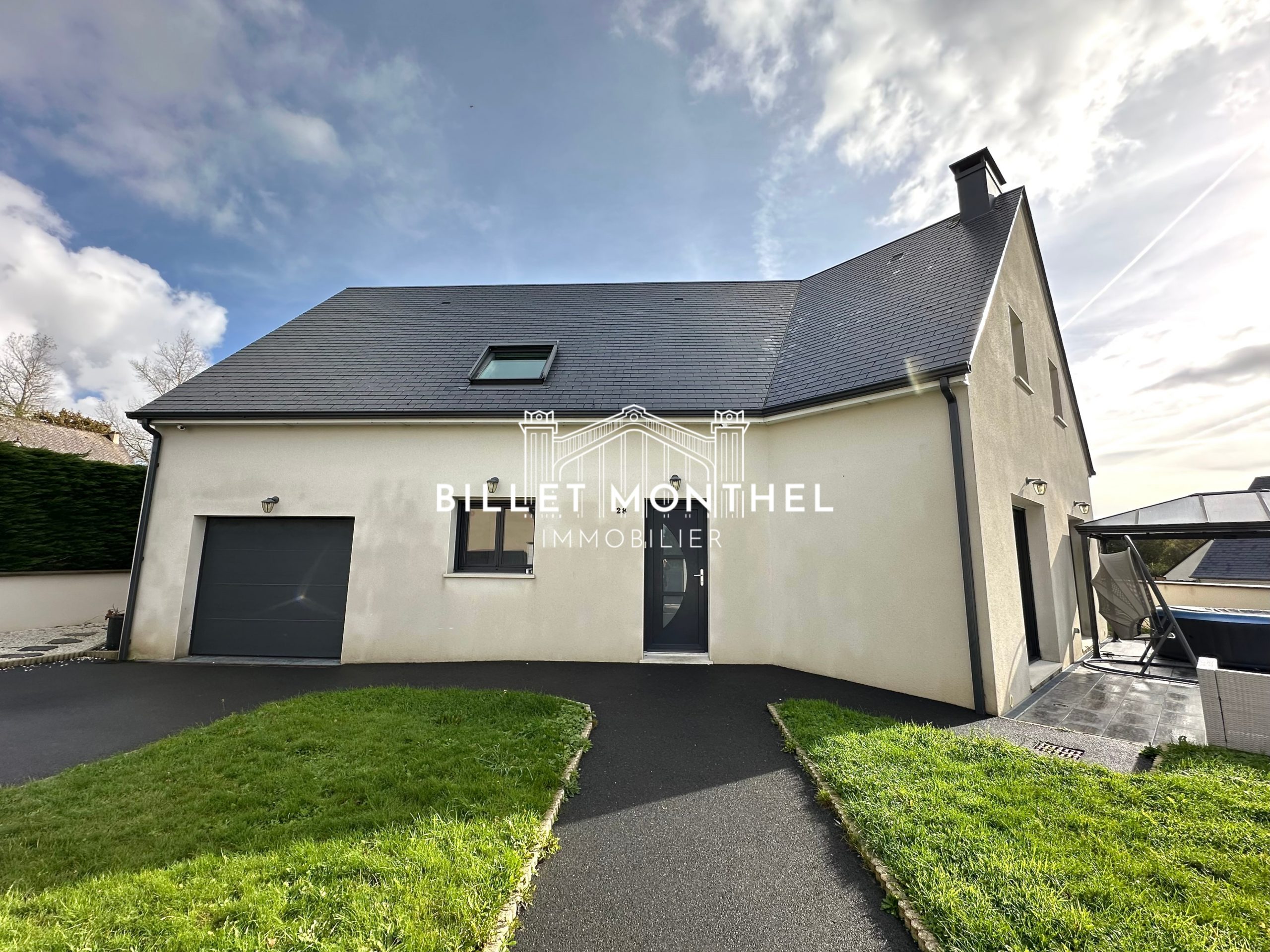 maison-acqueville-extérieur-enrobé-garage-terrasse-jardinet-jardin